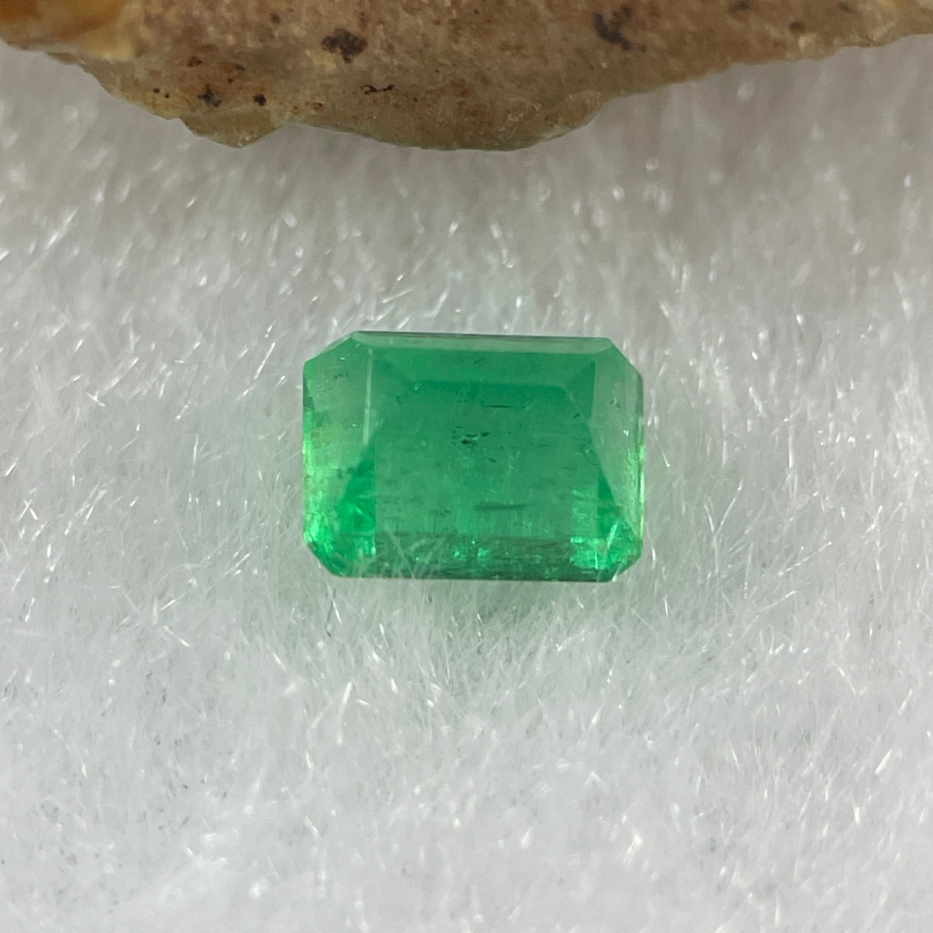 Natural Colombia Vivid Green Emerald (Beryl) Cut-Cornered Rectangle Step cut 0.48ct 5.2 by 3.9 by 3.0mm - Huangs Jadeite and Jewelry Pte Ltd
