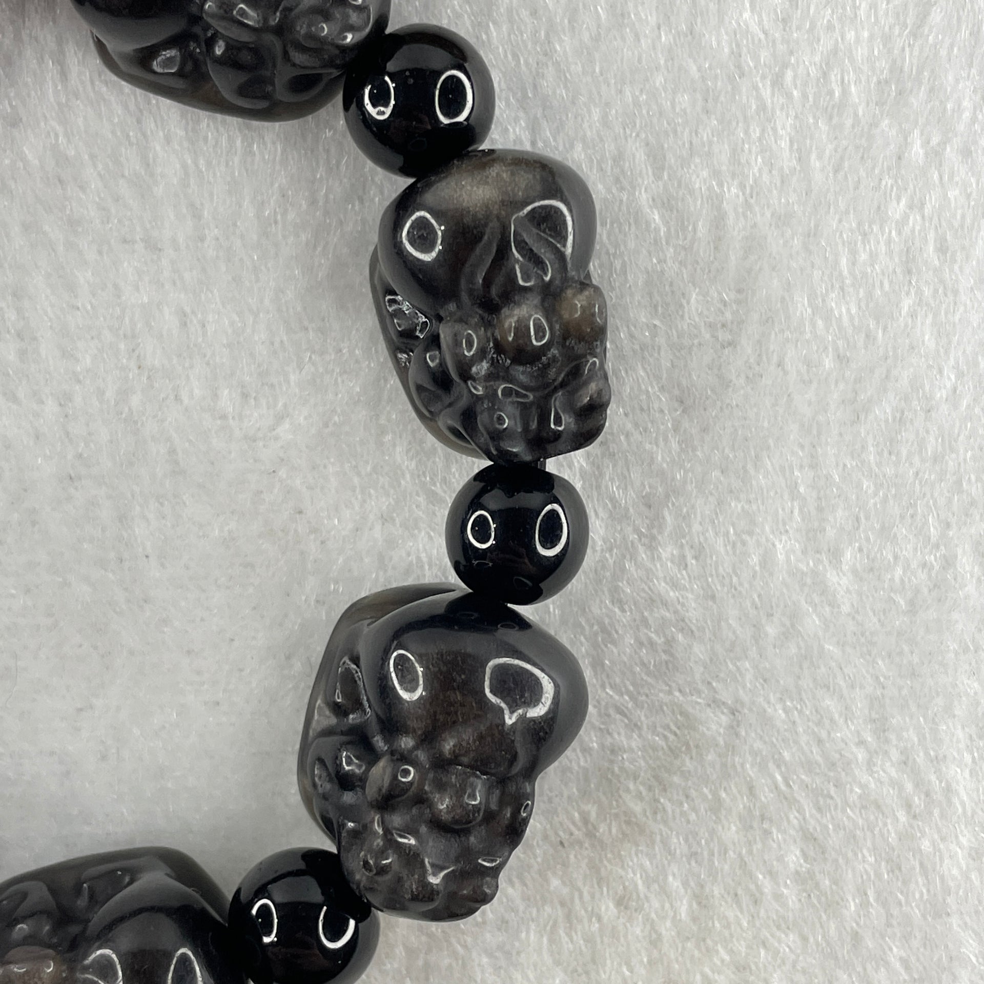 Medium Obsidian Pixiu 17.3 by 12.2 by 12.2mm 8pcs and 8 Beads 8.4mm Bracelet 34.11g 16cm - Huangs Jadeite and Jewelry Pte Ltd