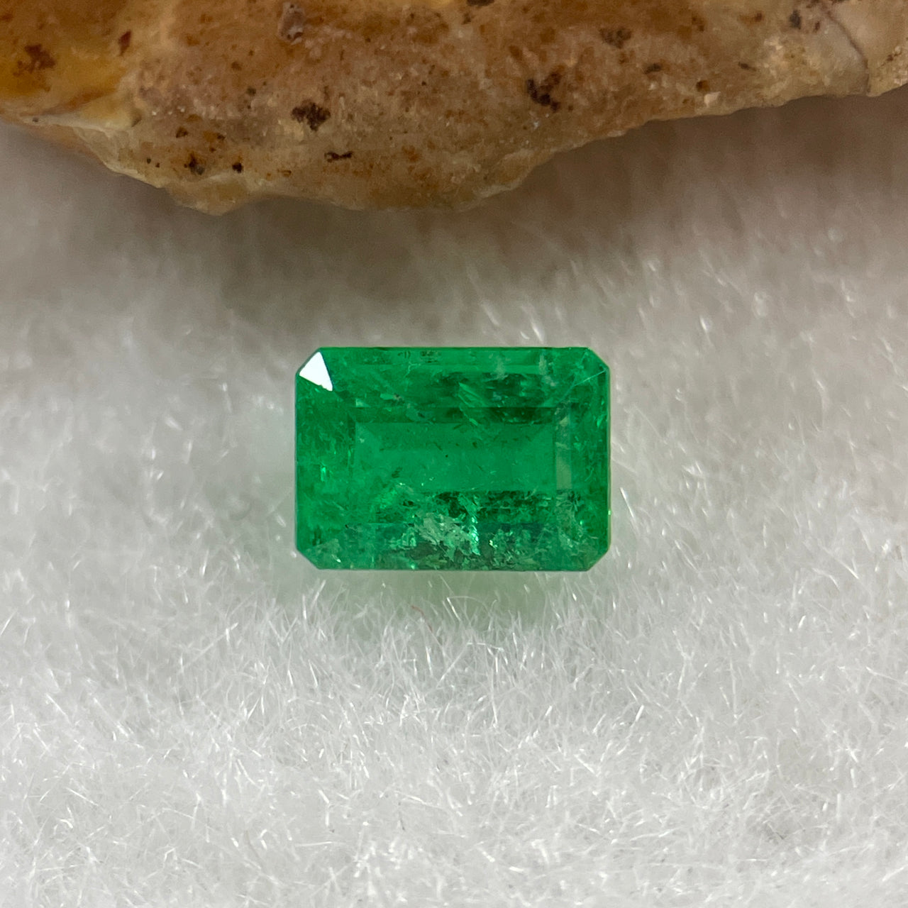 Natural Colombia Vivid Green Emerald (Beryl) Cut-Cornered Rectangular Step cut 0.48ct 5.5 by 3.9 by 2.9mm - Huangs Jadeite and Jewelry Pte Ltd