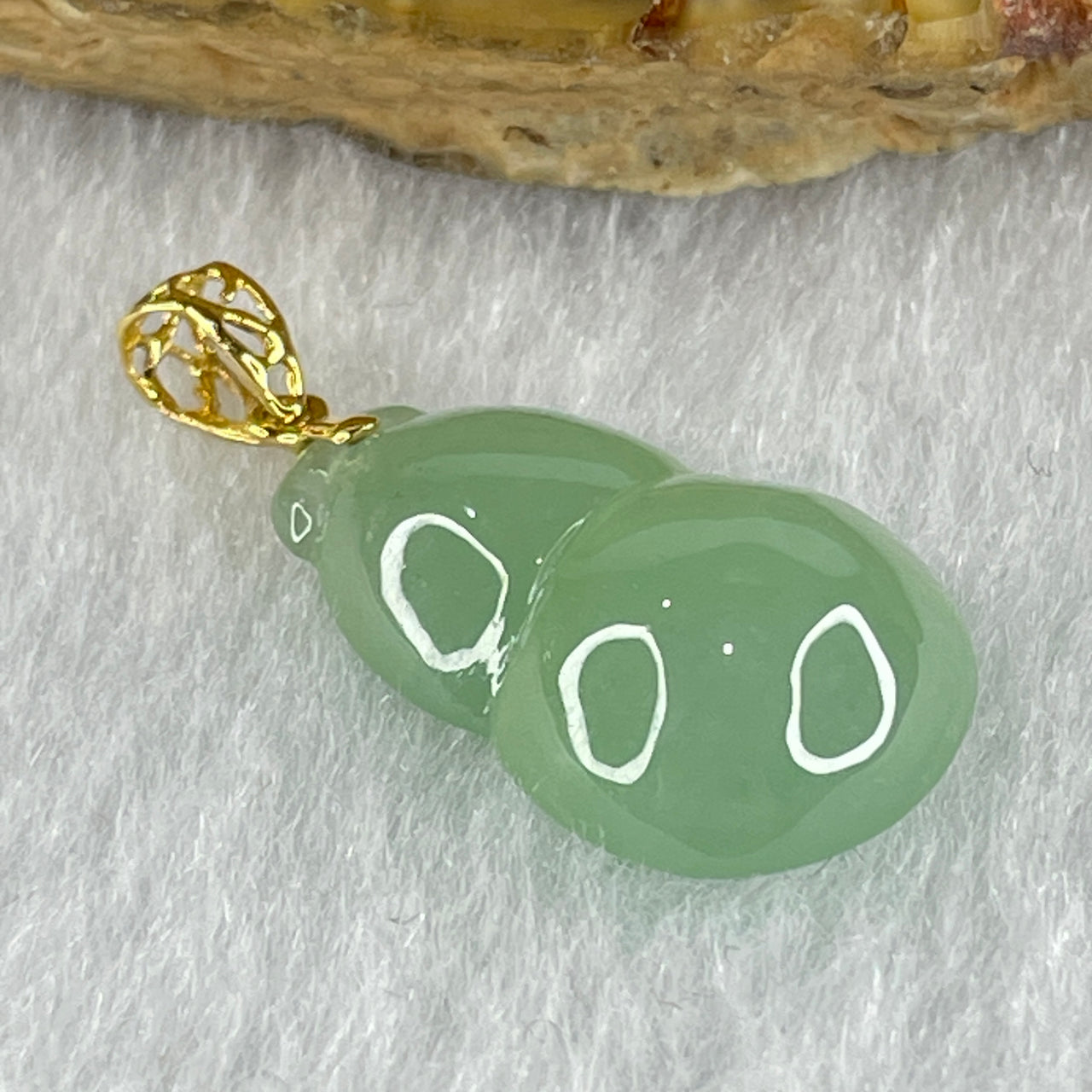 Certified Natural Type A Semi Icy Blueish Green Jadeite Hulu Pendant in 18K AU750 Yellow Gold 2.30g 18.6 by 12.0 by 6.8mm