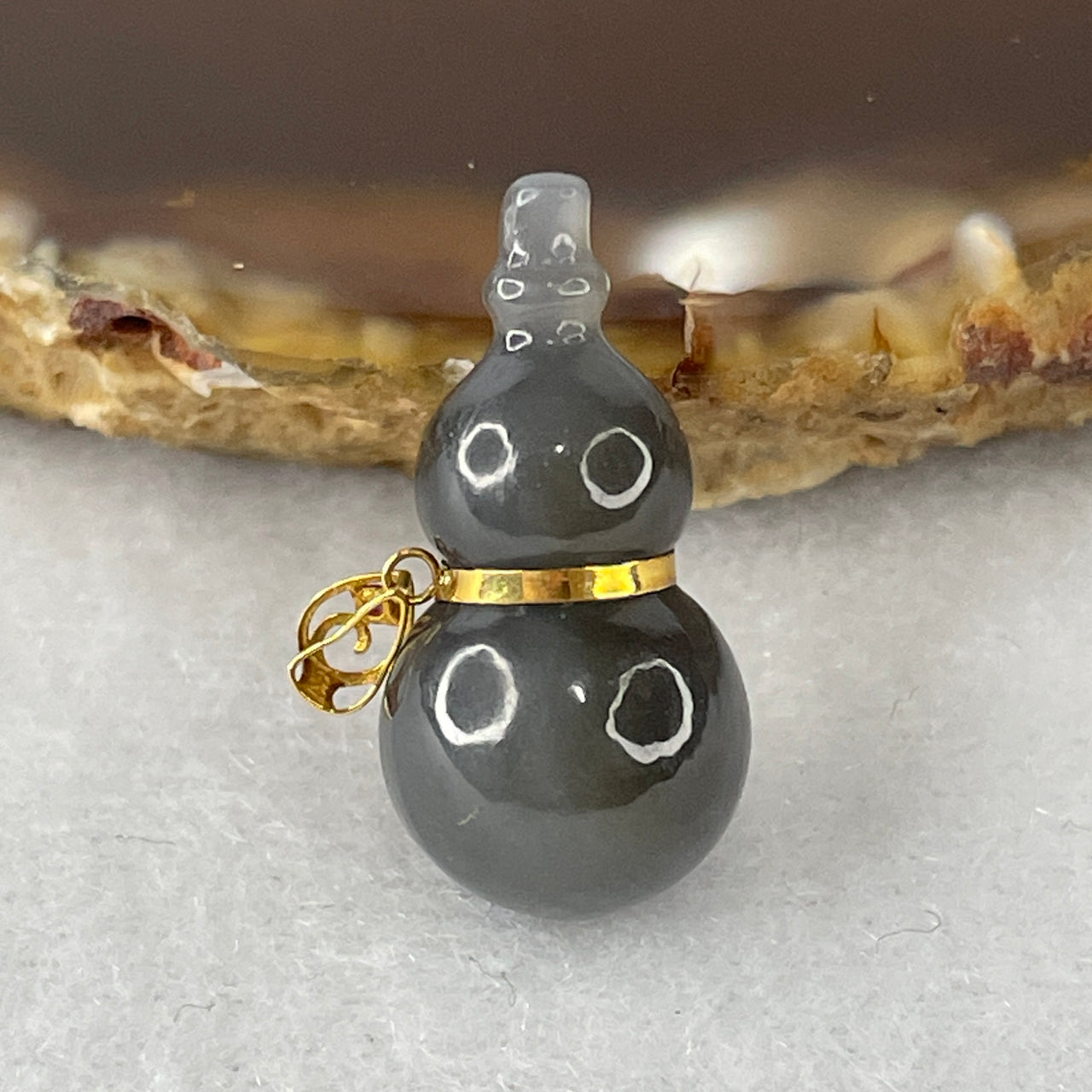 Certified Natural Type A Wuji Grey Jadeite Hulu Pendant in 18K Yellow Gold Setting | Authentic Myanmar Feicui Double-Gourd Charm | Fine Minimalist Ink Jade Longevity & Aura Shielding Amulet (3.12g | 22.3x11.2mm)