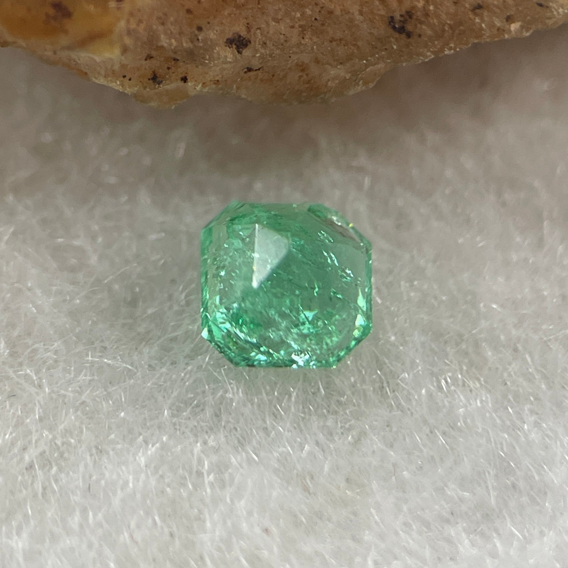 Natural Colombia Vivid Green Emerald (Beryl) Cut-Cornered Square Step cut 0.41ct 4.5 by 4.3 by 3.2mm - Huangs Jadeite and Jewelry Pte Ltd