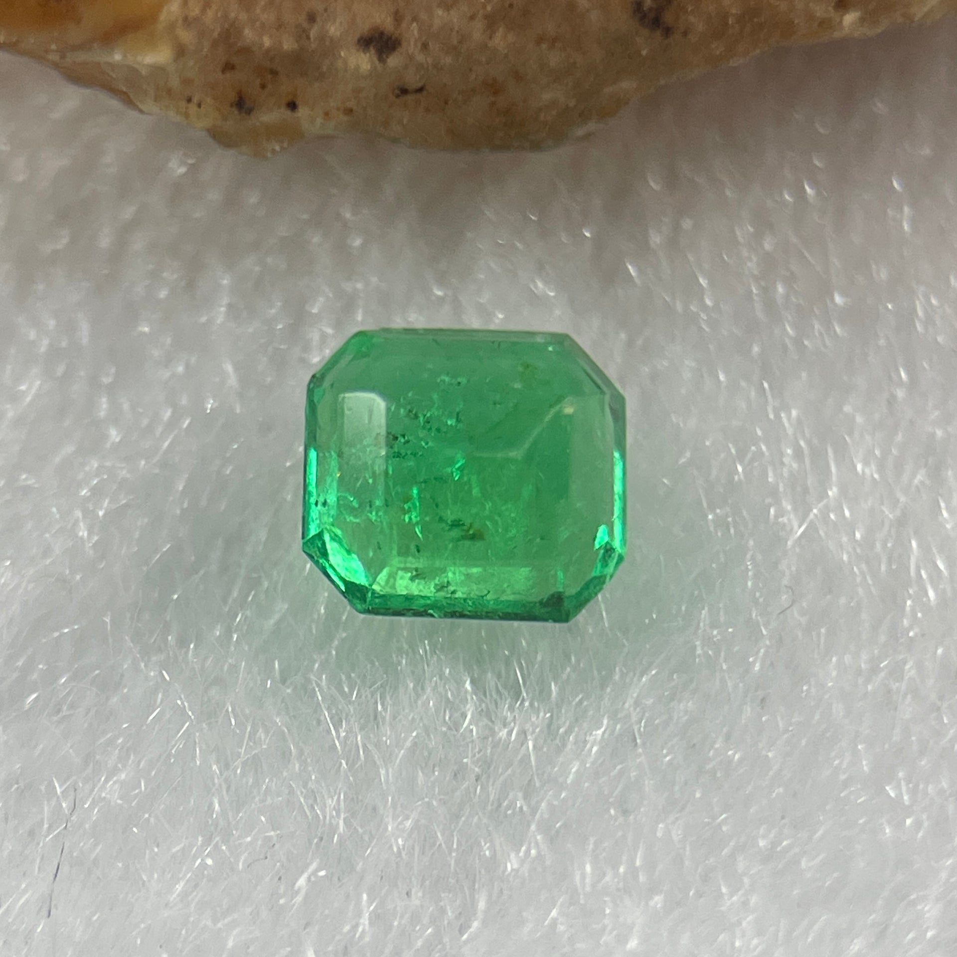 Natural Colombia Vivid Green Emerald (Beryl) Cut-Cornered Rectangular Step cut 0.48ct 4.9 by 4.5 by 3.0mm - Huangs Jadeite and Jewelry Pte Ltd