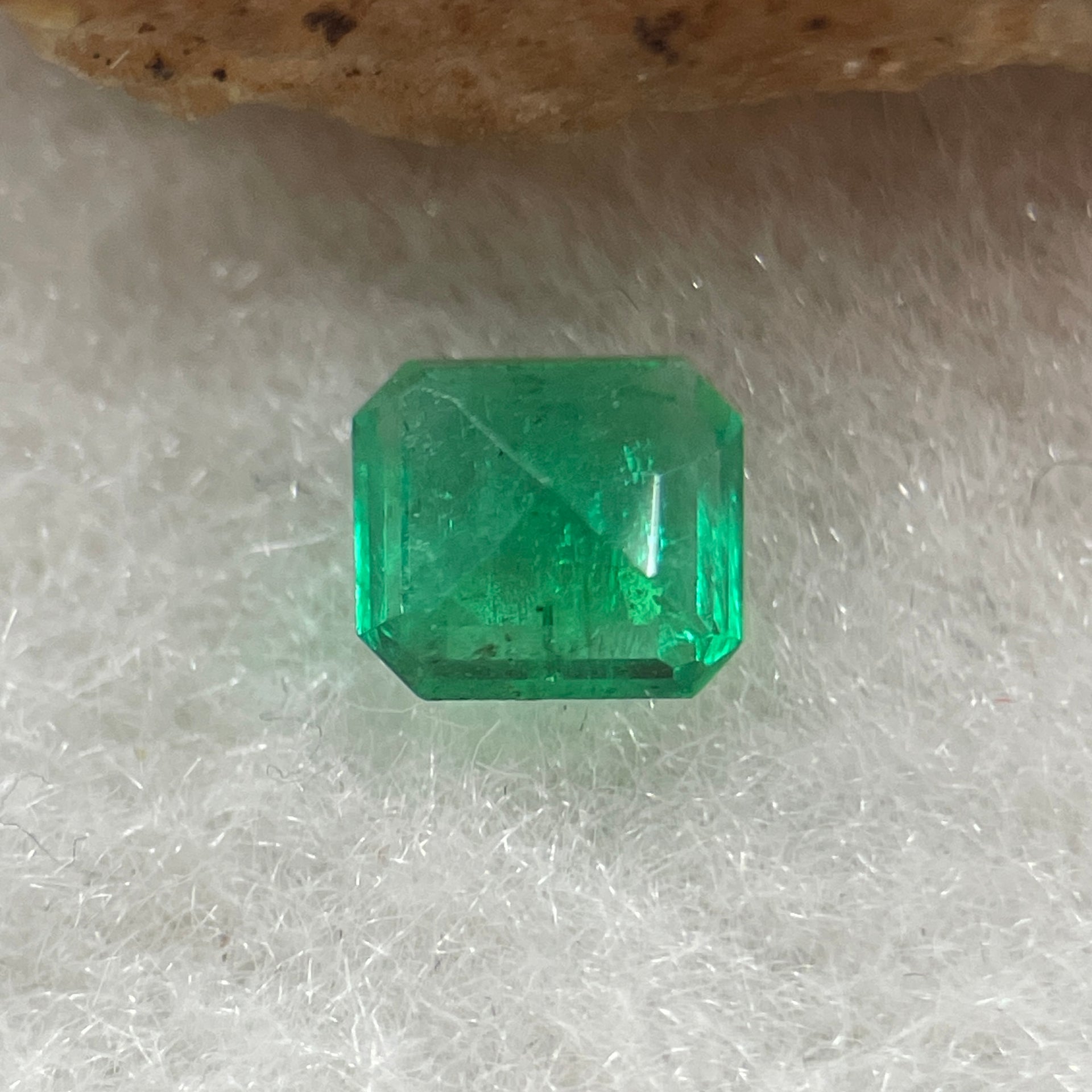 Natural Colombia Vivid Green Emerald (Beryl) Cut-Cornered Rectangular Step cut 0.44ct 4.9 by 4.5 by 2.9mm - Huangs Jadeite and Jewelry Pte Ltd
