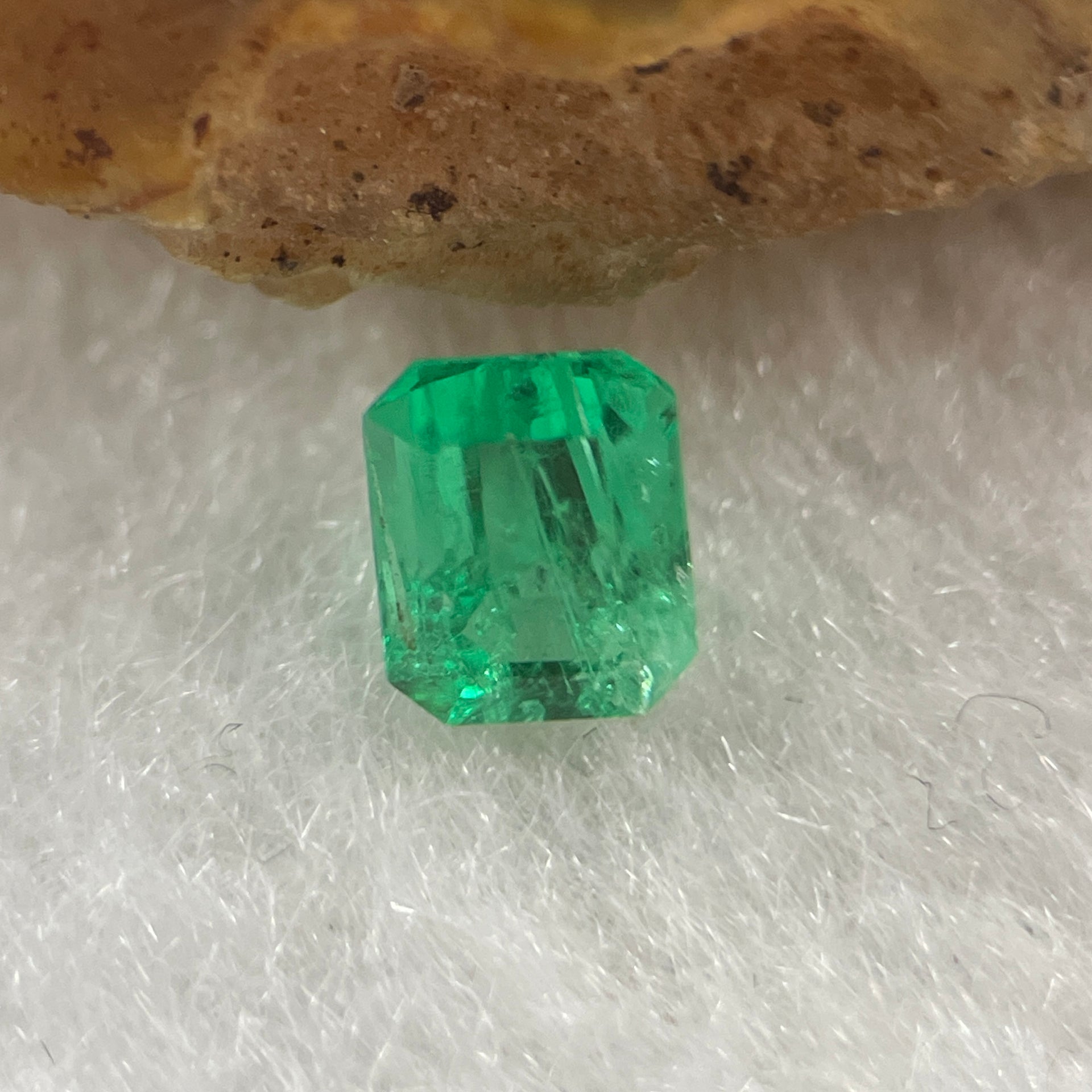 Natural Colombia Green Emerald (Beryl) Cut-Cornered Rectangular step cut 0.56ct 5.4 by 4.3 b y 3.6mm - Huangs Jadeite and Jewelry Pte Ltd