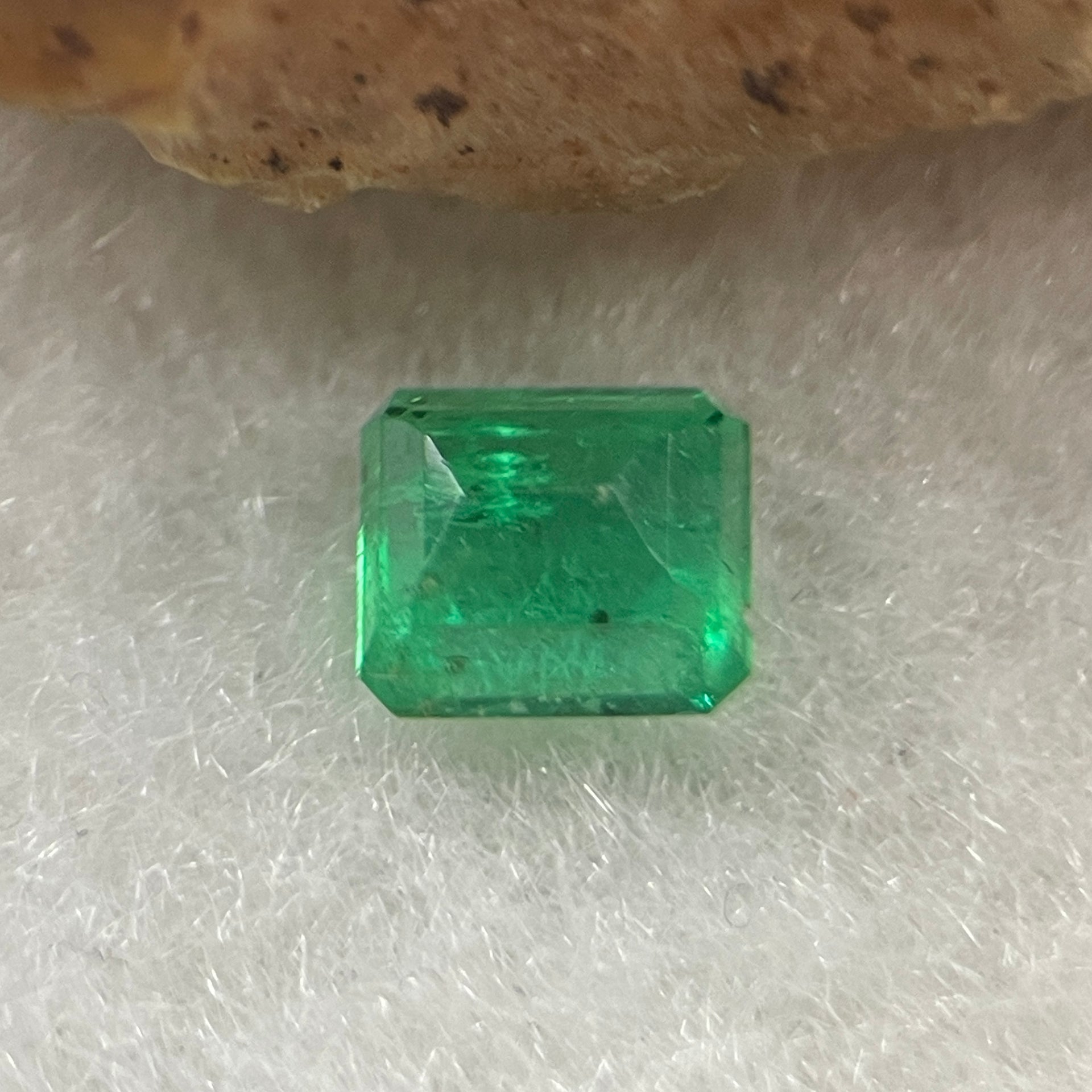 Natural Colombia Vivid Green Emerald (Beryl) Cut-Cornered Rectangle Step cut 0.49ct 5.0 by 4.3 by 2.7mm - Huangs Jadeite and Jewelry Pte Ltd