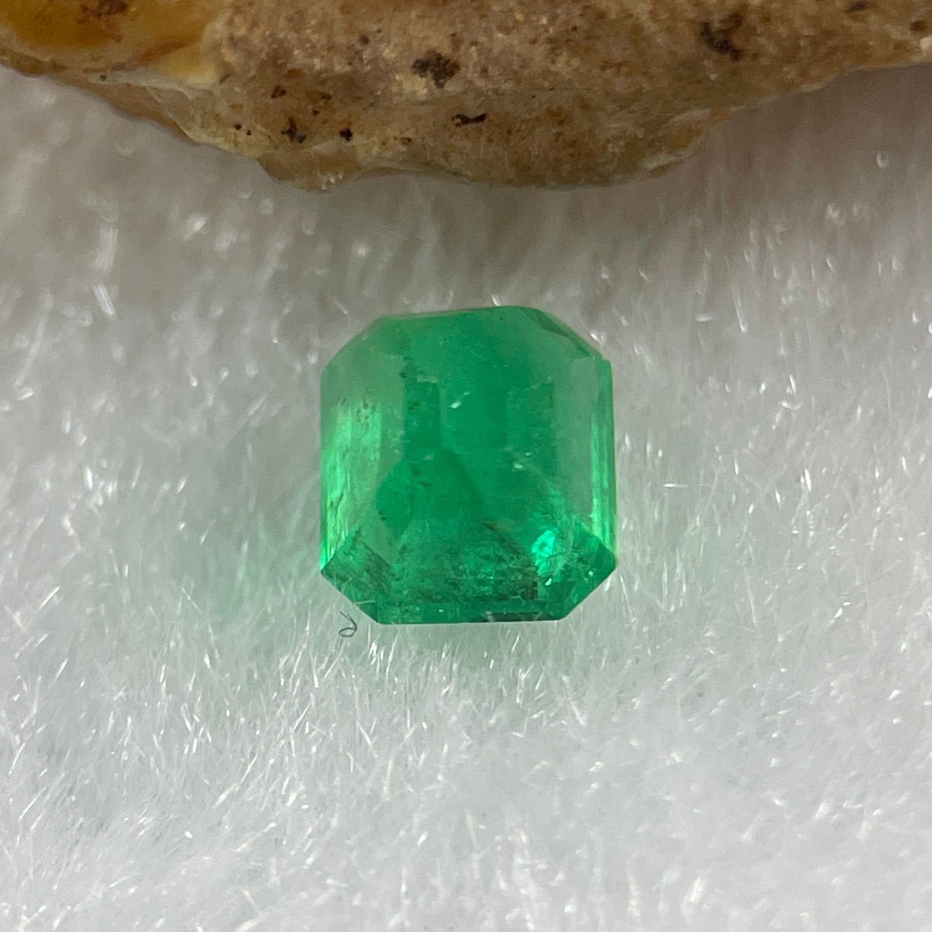 Natural Colombia Vivid Green Emerald (Beryl) Cut-Cornered Rectangular Step cut 0.48ct 4.8 by 4.3 by 3.4mm - Huangs Jadeite and Jewelry Pte Ltd