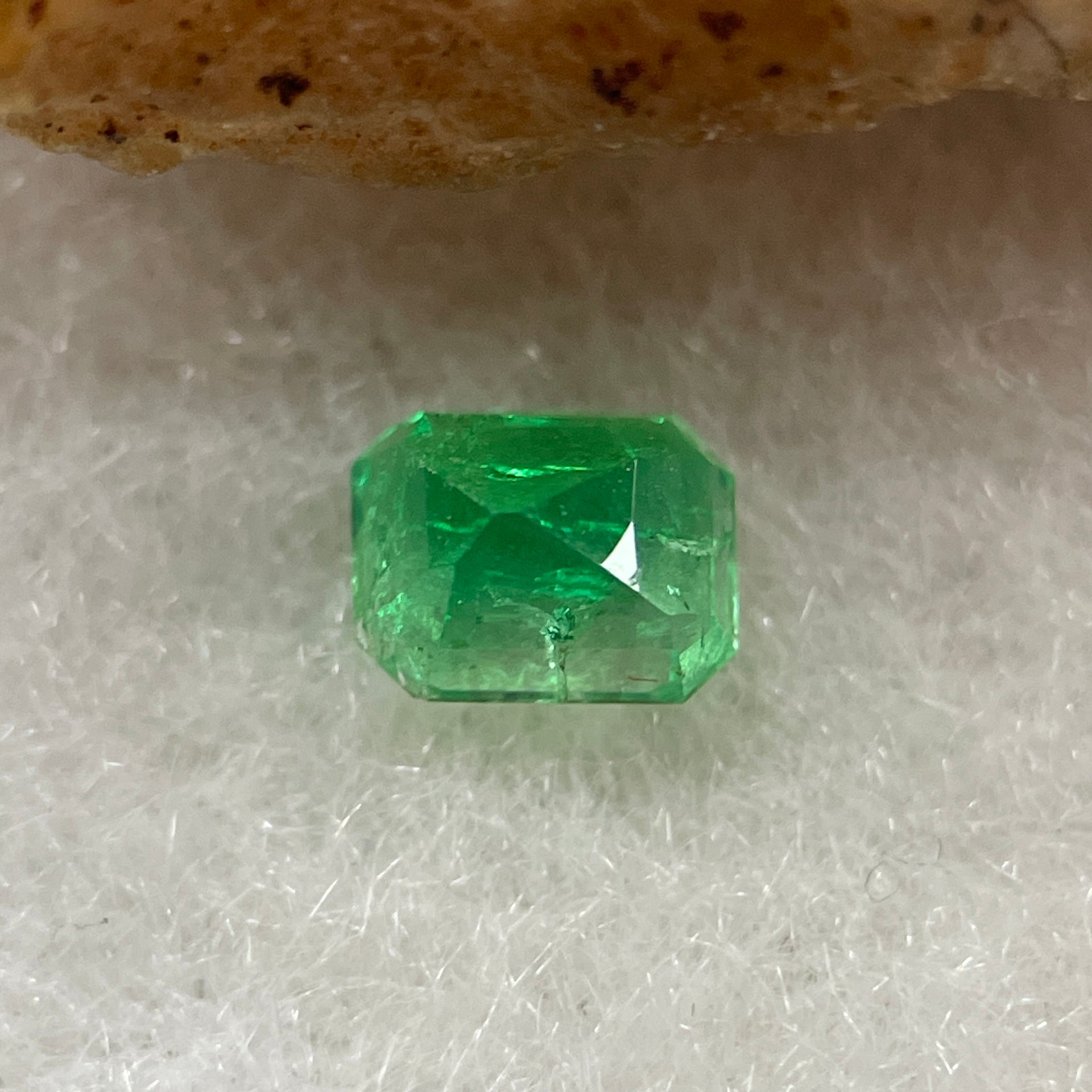 Natural Colombia Vivid Green Emerald (Beryl) Cut-Cornered Rectangular Step cut 0.41ct 4.9 by 3.8 by 3.0mm - Huangs Jadeite and Jewelry Pte Ltd