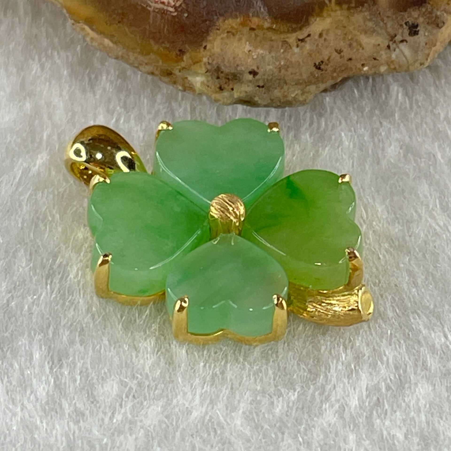 18K Yellow Gold Type A Natural Apple Green Jadeite Four Leaf Clover for Career Progression 4 pieces each 6.8 by 8.1 by 3.0mm Pendant 2.74g - Huangs Jadeite and Jewelry Pte Ltd