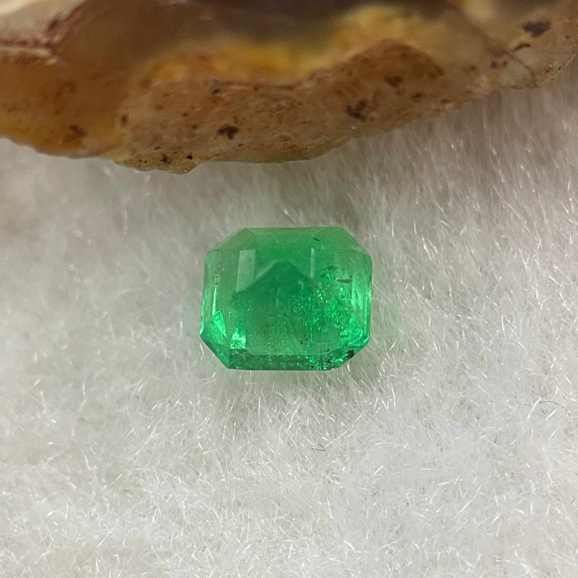 Natural Colombia Green Emerald (Beryl) Cut-Cornered Rectangular step cut 0.68ct 5.3 by 4.9 by 3.9mm - Huangs Jadeite and Jewelry Pte Ltd