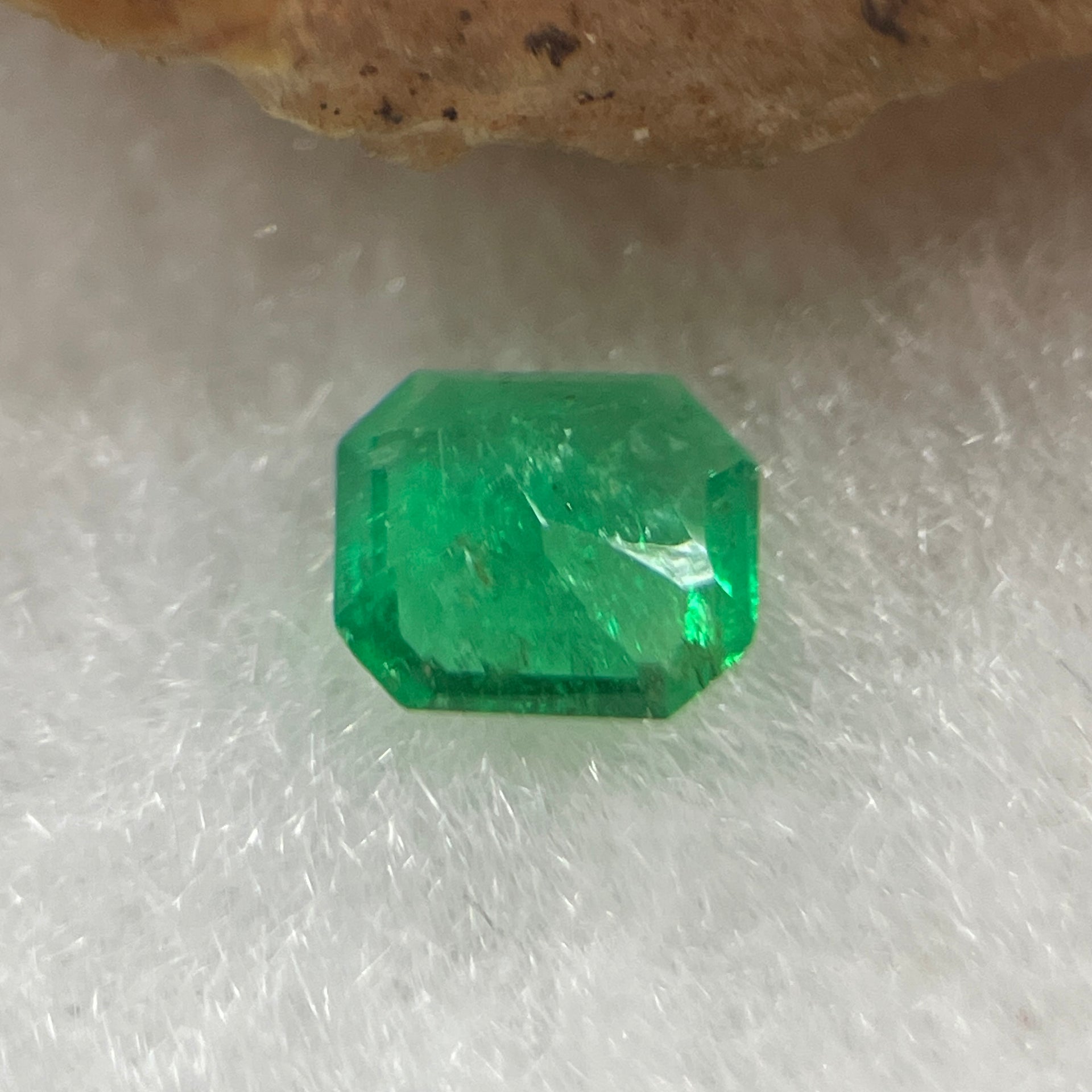 Natural Colombia Vivid Green Emerald (Beryl) Cut-Cornered Rectangular Step cut 0.41ct 5.5 by 4.8 by 2.4mm - Huangs Jadeite and Jewelry Pte Ltd