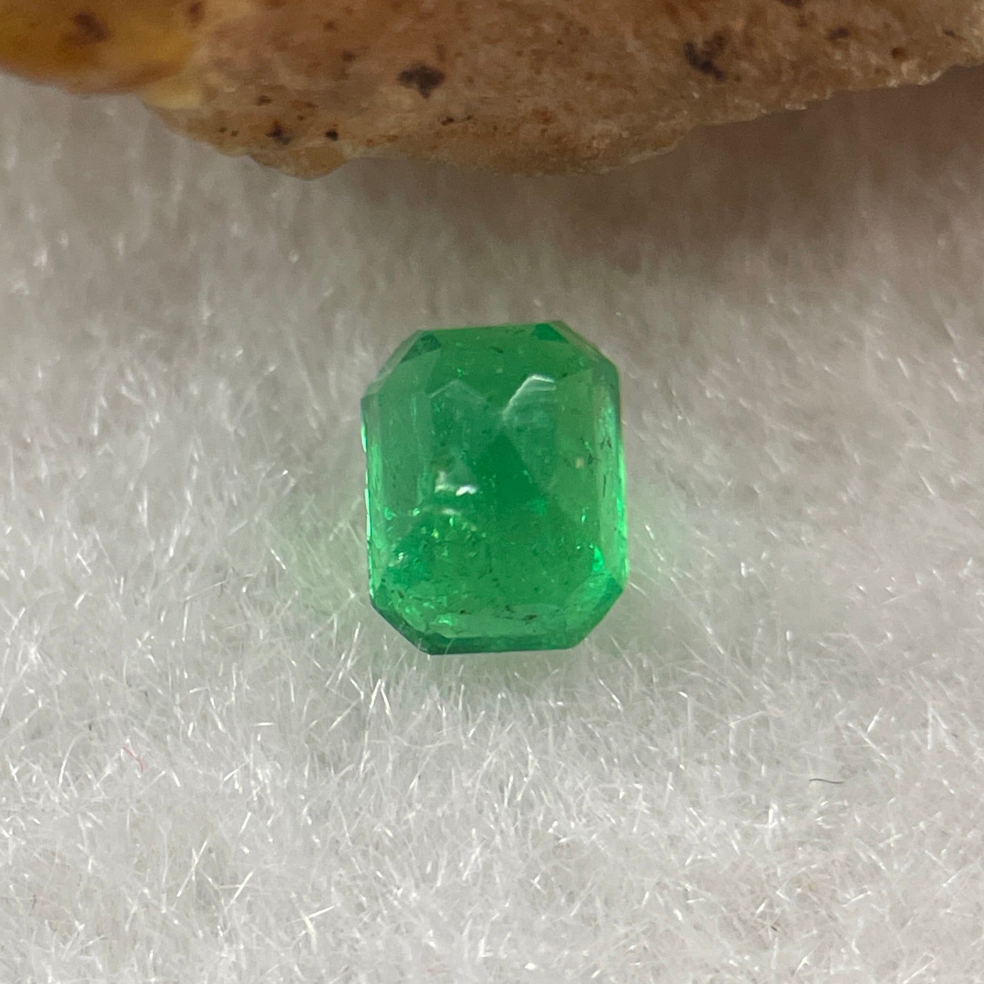 Natural Colombia Vivid Green Emerald (Beryl) Cut-Cornered Rectangular Step cut 0.42ct 4.8 by 3.7 by 3.2mm - Huangs Jadeite and Jewelry Pte Ltd
