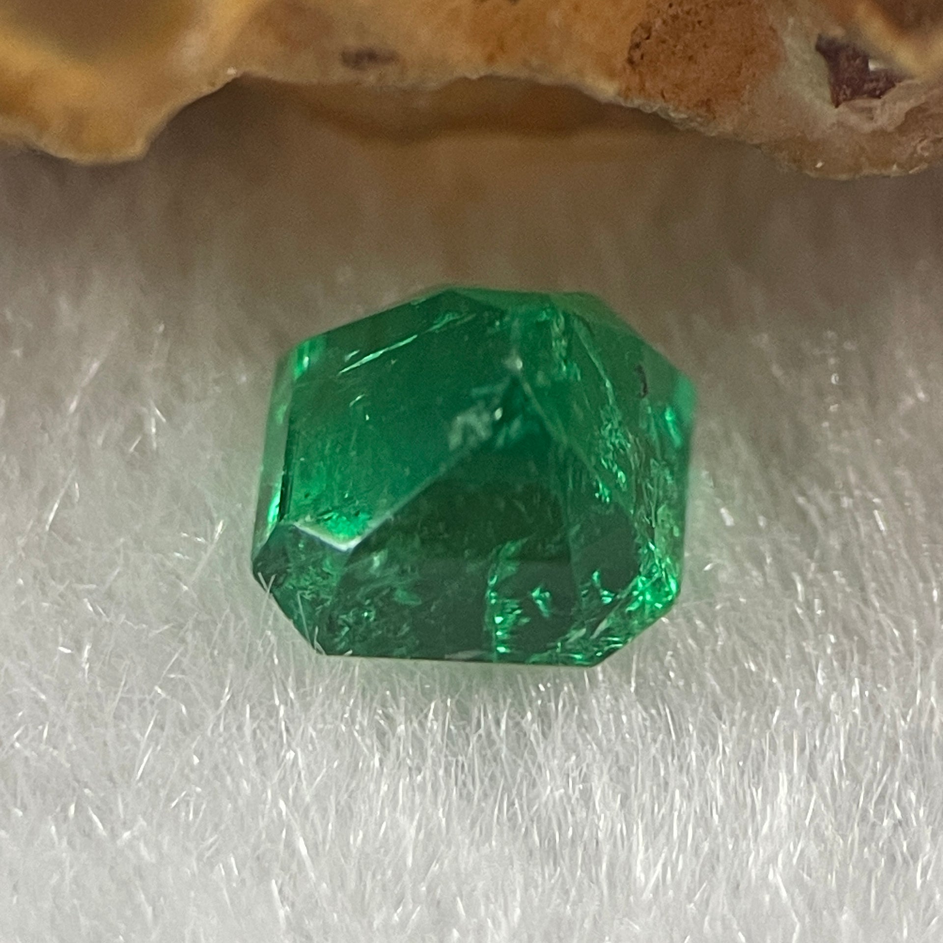 Natural Colombia Green Emerald (Beryl) Cut-Cornered Rectangular step cut 0.86ct 5.6 by 5.2 by 4.3mm - Huangs Jadeite and Jewelry Pte Ltd