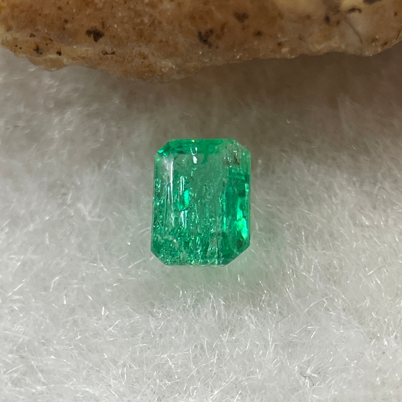 Natural Colombia Vivid Green Emerald (Beryl) Cut-Cornered Rectangular Step cut 0.41ct 5.0 by 3.6 by 2.9mm - Huangs Jadeite and Jewelry Pte Ltd