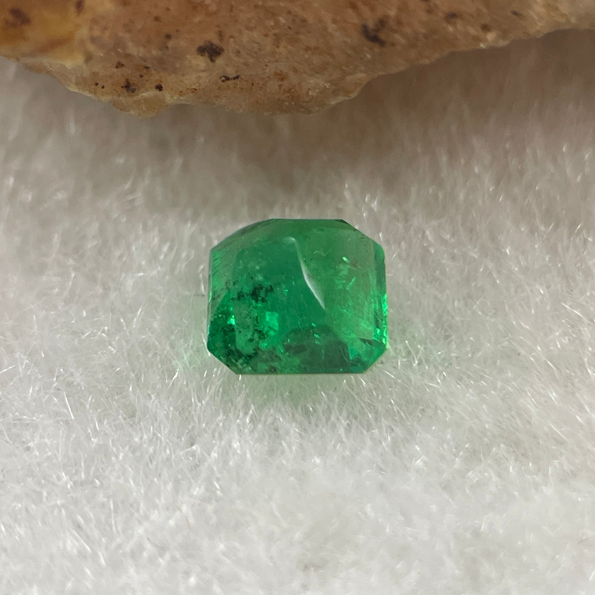 Natural Colombia Vivid Green Emerald (Beryl) Cut-Cornered Rectangular Step cut 0.41ct 4.4 by 4.1 by 3.2mm - Huangs Jadeite and Jewelry Pte Ltd