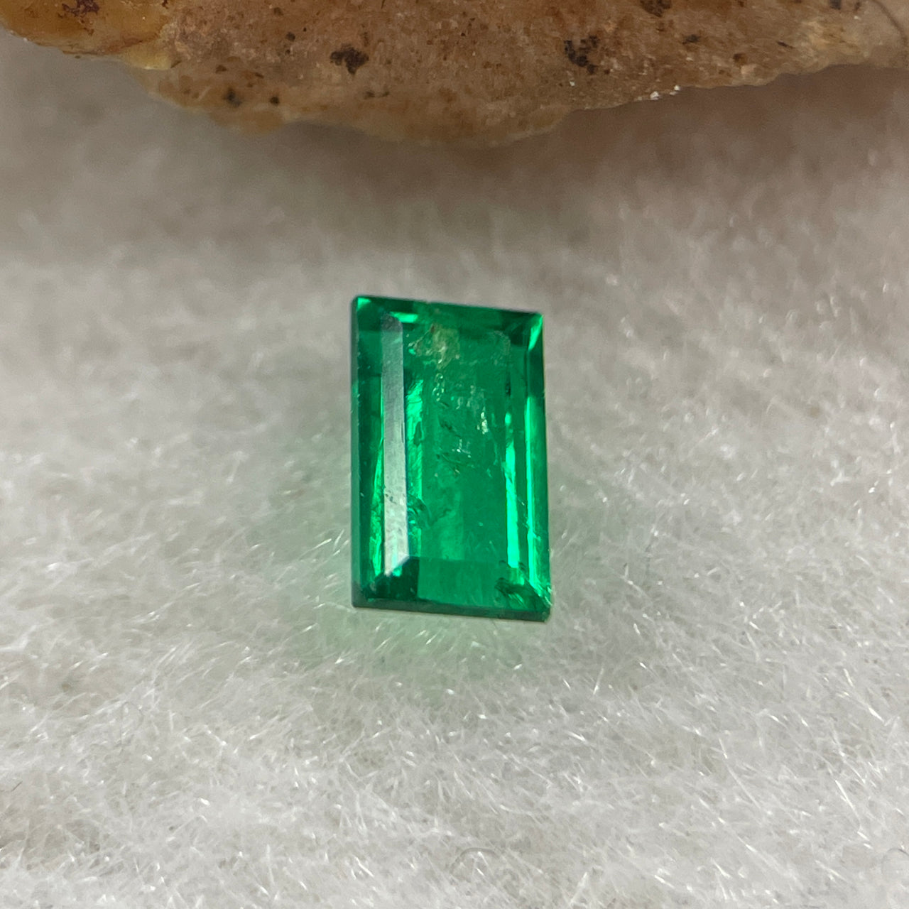 Natural Colombia Vivid Green Emerald (Beryl) Cut-Cornered Rectangular Step cut 0.46ct 6.0 by 3.5 by 2.4mm - Huangs Jadeite and Jewelry Pte Ltd