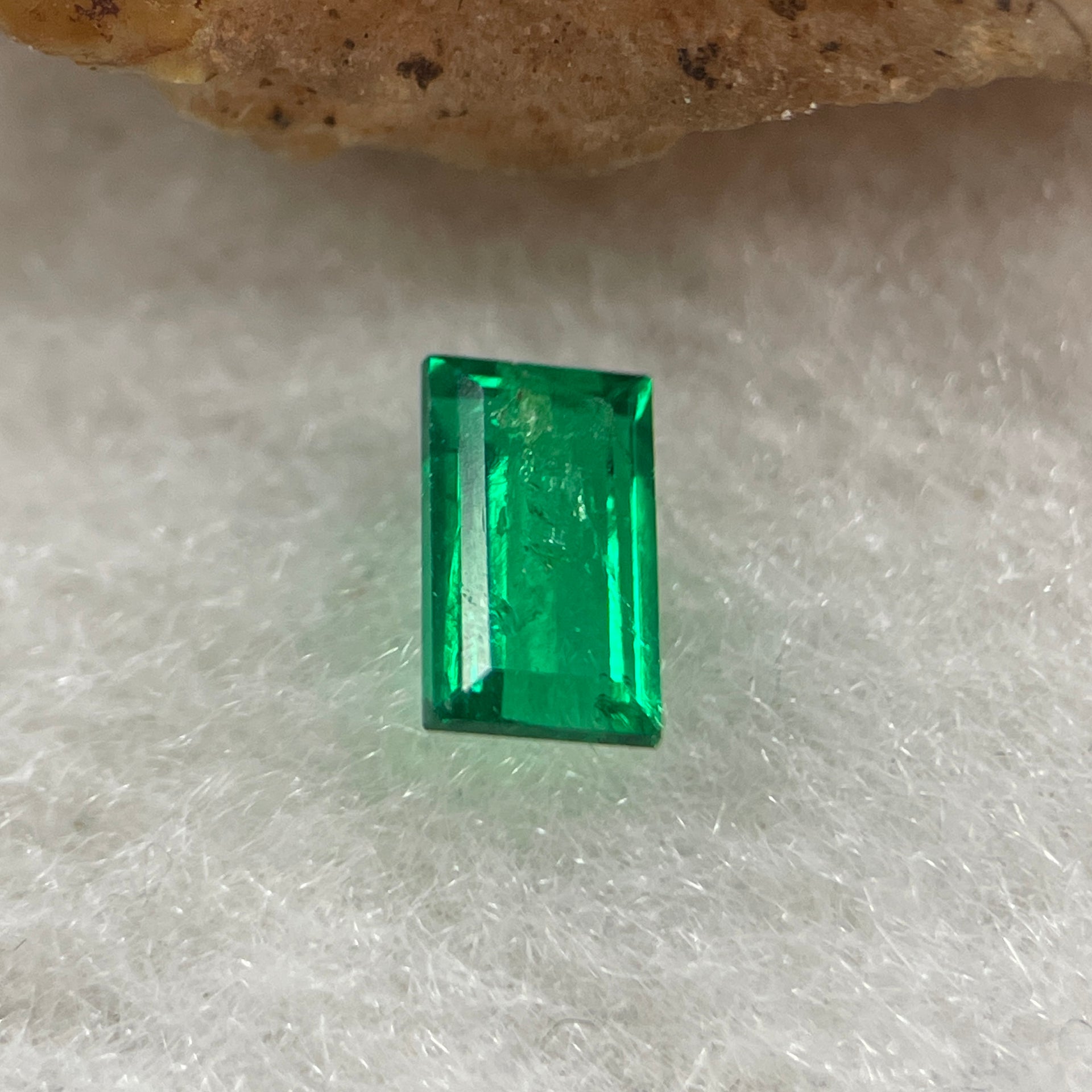 Natural Colombia Vivid Green Emerald (Beryl) Cut-Cornered Rectangular Step cut 0.46ct 6.0 by 3.5 by 2.4mm - Huangs Jadeite and Jewelry Pte Ltd