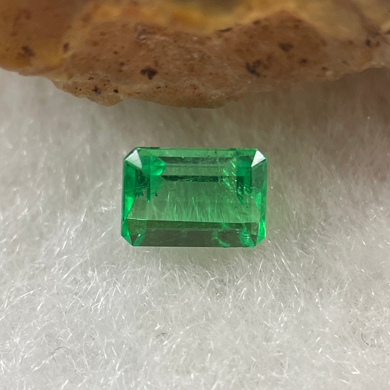 Natural Colombia Vivid Green Emerald (Beryl) Cut-Cornered Rectangular Step cut 0.49ct 5.6 by 3.9 by 3.0mm - Huangs Jadeite and Jewelry Pte Ltd