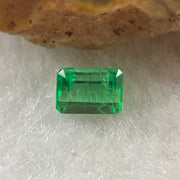 Natural Colombia Vivid Green Emerald (Beryl) Cut-Cornered Rectangular Step cut 0.49ct 5.6 by 3.9 by 3.0mm - Huangs Jadeite and Jewelry Pte Ltd