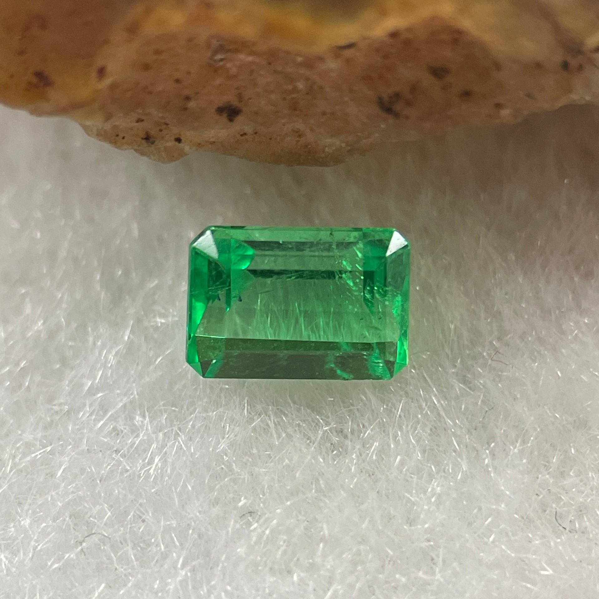 Natural Colombia Vivid Green Emerald (Beryl) Cut-Cornered Rectangular Step cut 0.49ct 5.6 by 3.9 by 3.0mm - Huangs Jadeite and Jewelry Pte Ltd