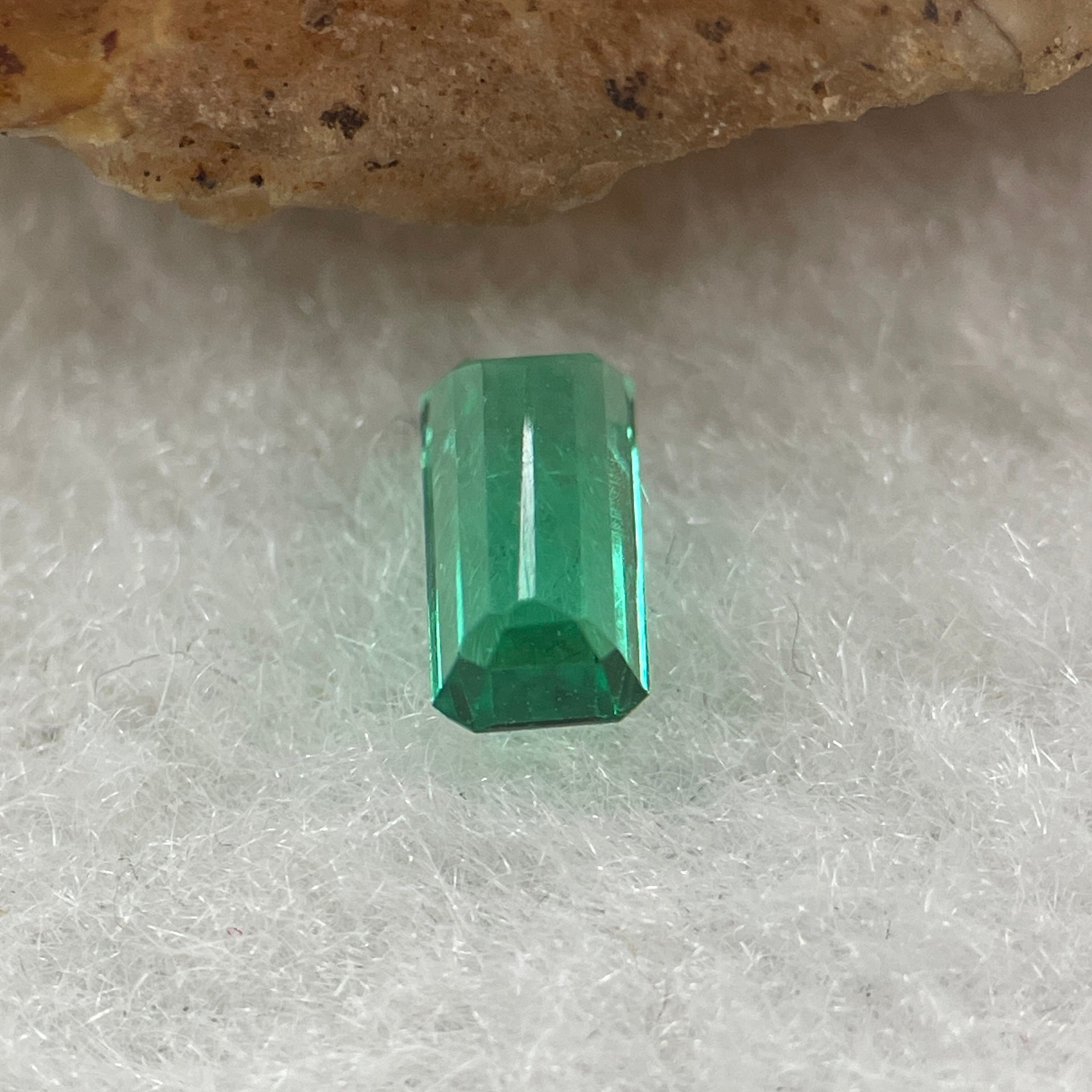 Natural Colombia Vivid Green Emerald (Beryl) Cut-Cornered Rectangular Step cut 0.40ct 5.8 by 3.1 by 2.5mm - Huangs Jadeite and Jewelry Pte Ltd