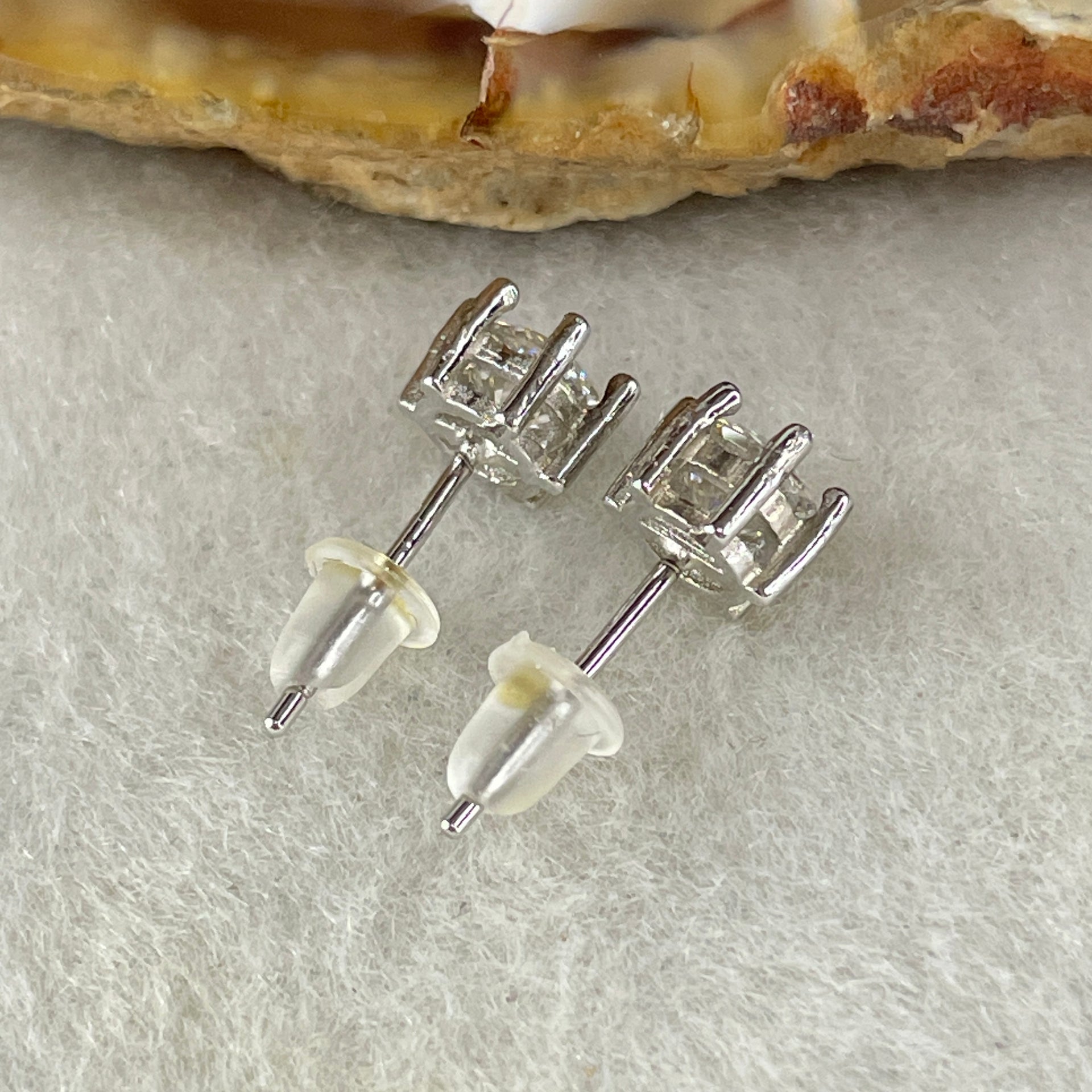 0.5 Ct Colourless Round Brilliant Diameter 5.0mm D VVS1 Excellent Cut Excellent Polish Excellent Symmetry None Florescence Moissanite in S925 Silver Earrings GRA 218444639 - Huangs Jadeite and Jewelry Pte Ltd