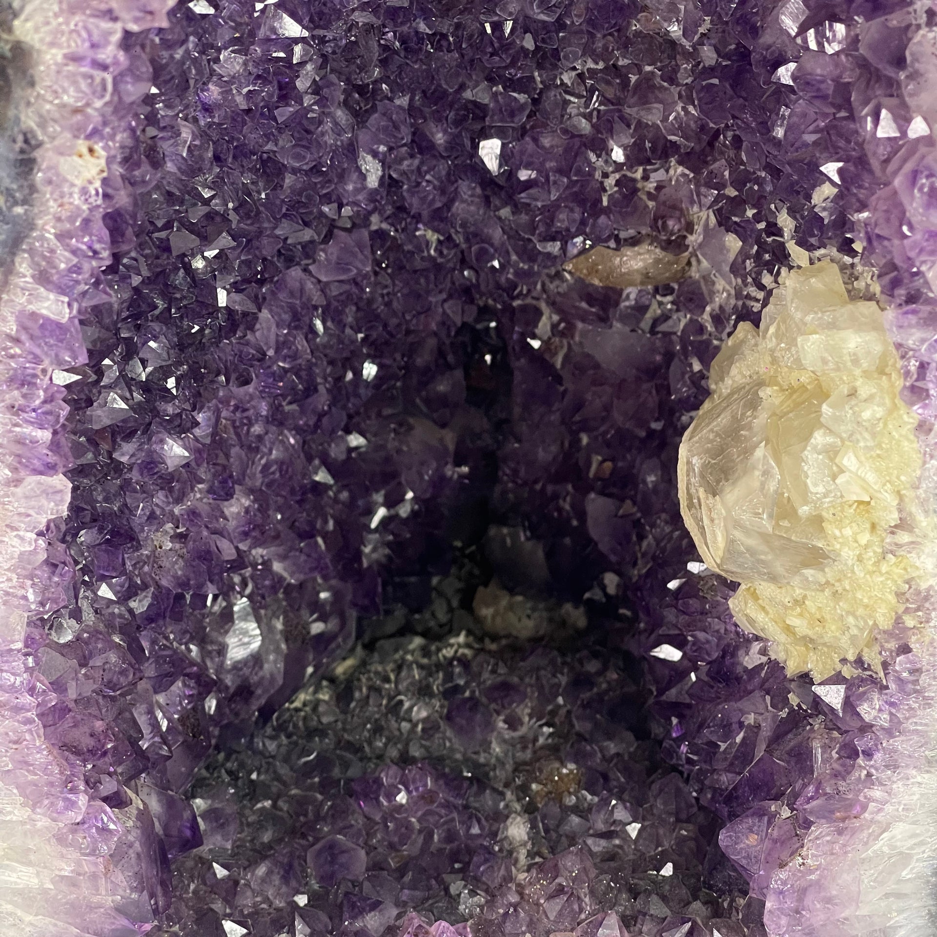 Natural Brazil Amethyst Cave with White Calcite 17,1633kg 220.0x230.0x590.0mm - Huangs Jadeite and Jewelry Pte Ltd