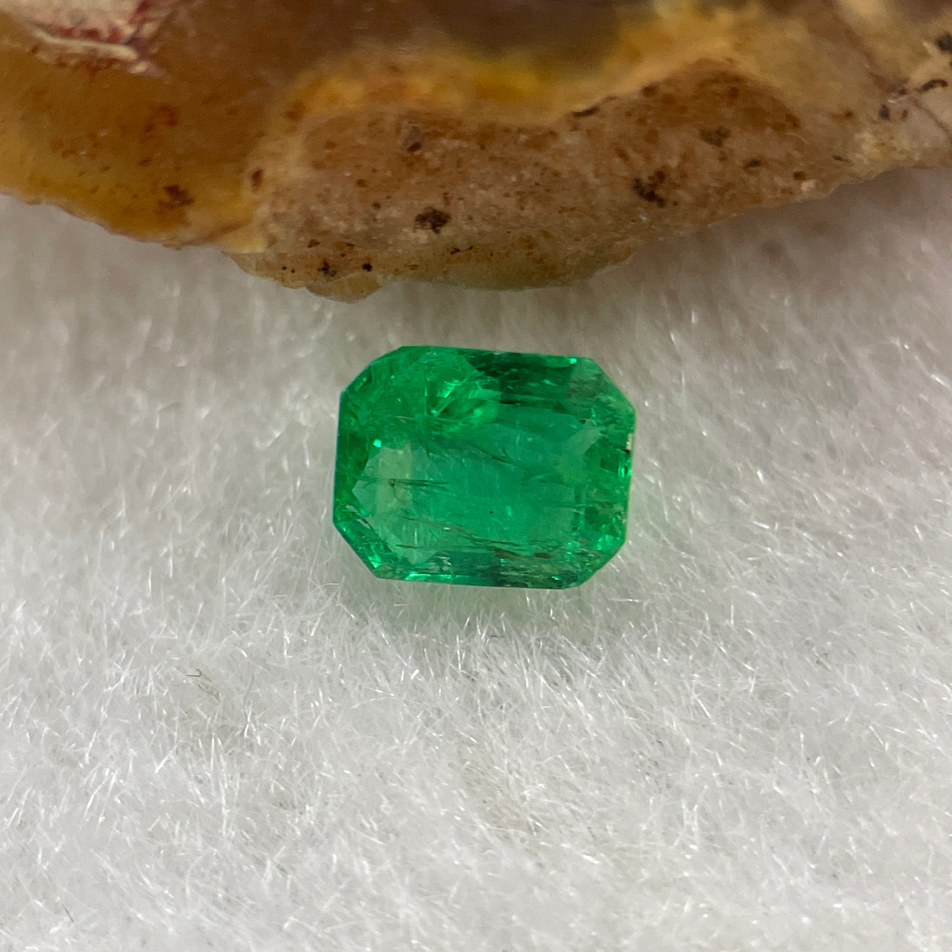 Natural Colombia Green Emerald (Beryl) Cut-Cornered Rectangular step cut 0.59ct 5.5 by 4.4 by 3.2mm - Huangs Jadeite and Jewelry Pte Ltd