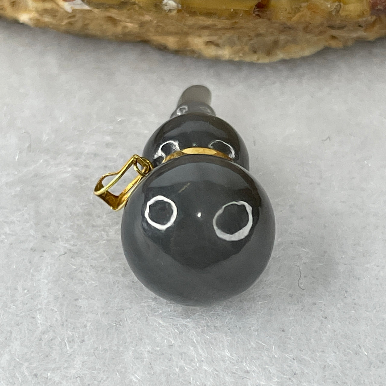 Certified Natural Type A Wuji Grey Jadeite Hulu Pendant in 18K Yellow Gold Setting | Authentic Myanmar Feicui Double-Gourd Charm | Fine Minimalist Ink Jade Longevity & Aura Shielding Amulet (3.12g | 22.3x11.2mm)