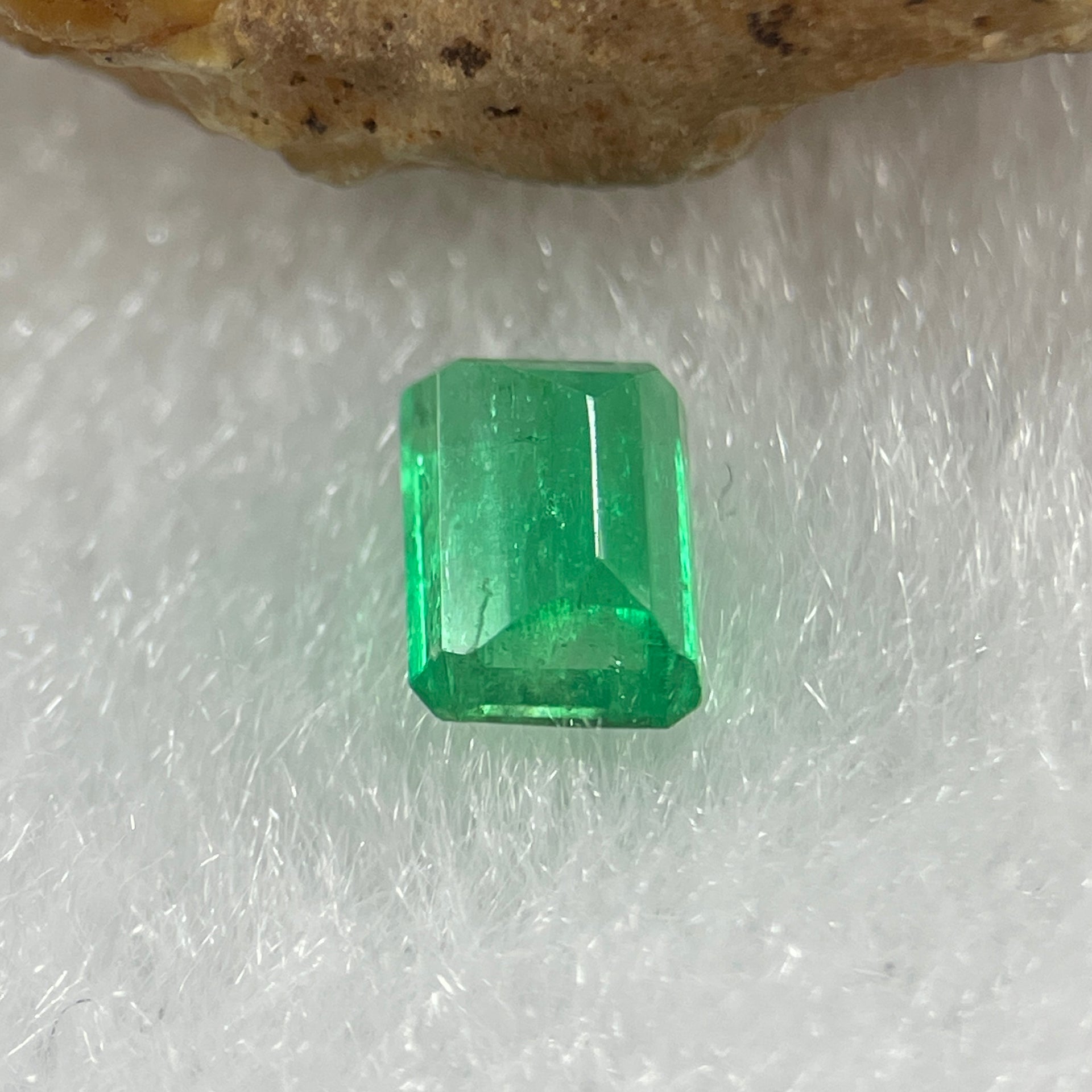Natural Colombia Vivid Green Emerald (Beryl) Cut-Cornered Rectangle Step cut 0.48ct 5.2 by 3.9 by 3.0mm - Huangs Jadeite and Jewelry Pte Ltd