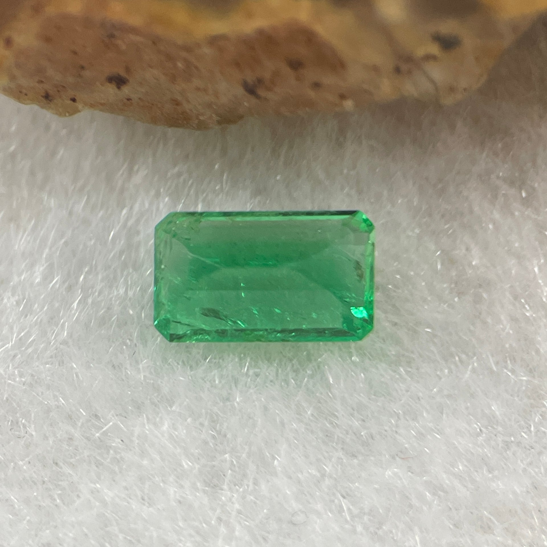 Natural Colombia Green Emerald (Beryl) Cut-Cornered Rectangular step cut 0.64ct 6.8 by 4.0 by 3.1mm - Huangs Jadeite and Jewelry Pte Ltd