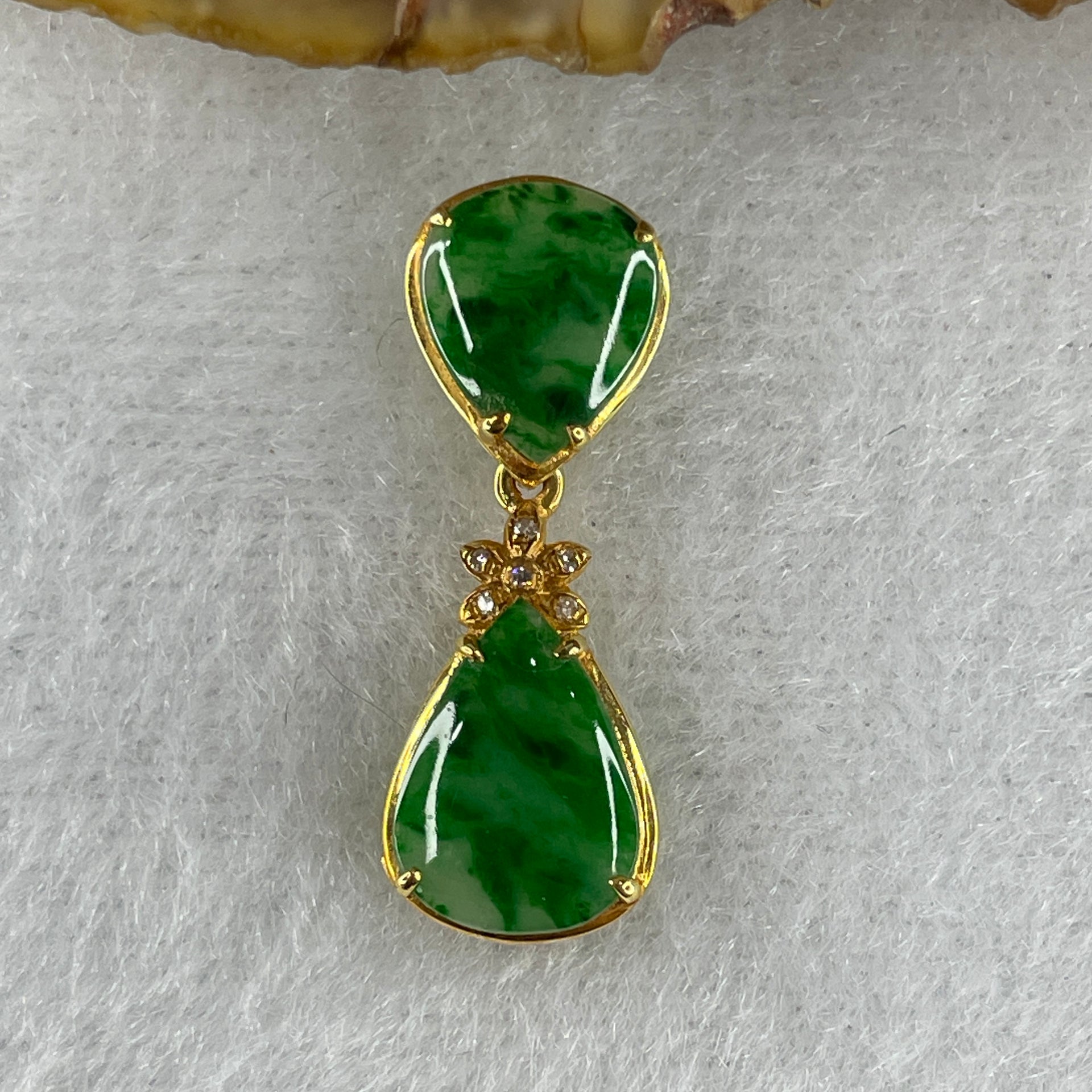Type A Spicy Green Tear Drop Design Jade Jadeite 18k Yellow gold 1.4g 26.9 by 9.7 by 4.3mm - Huangs Jadeite and Jewelry Pte Ltd