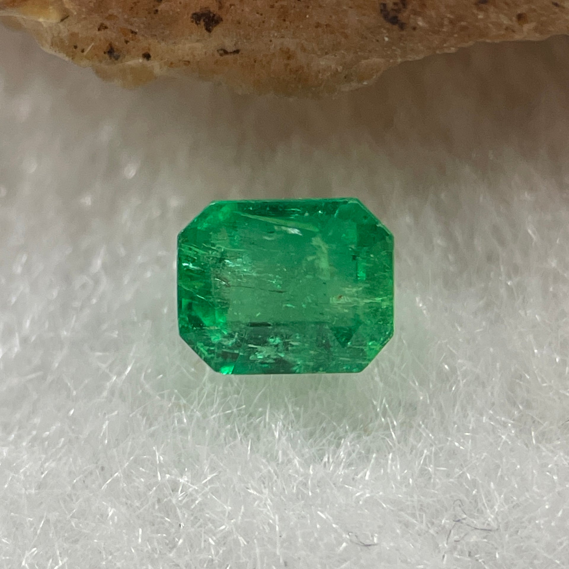 Natural Colombia Vivid Green Emerald (Beryl) Cut-Cornered Rectangular Step cut 0.46ct 5.4 by 4.0 by 3.2mm - Huangs Jadeite and Jewelry Pte Ltd