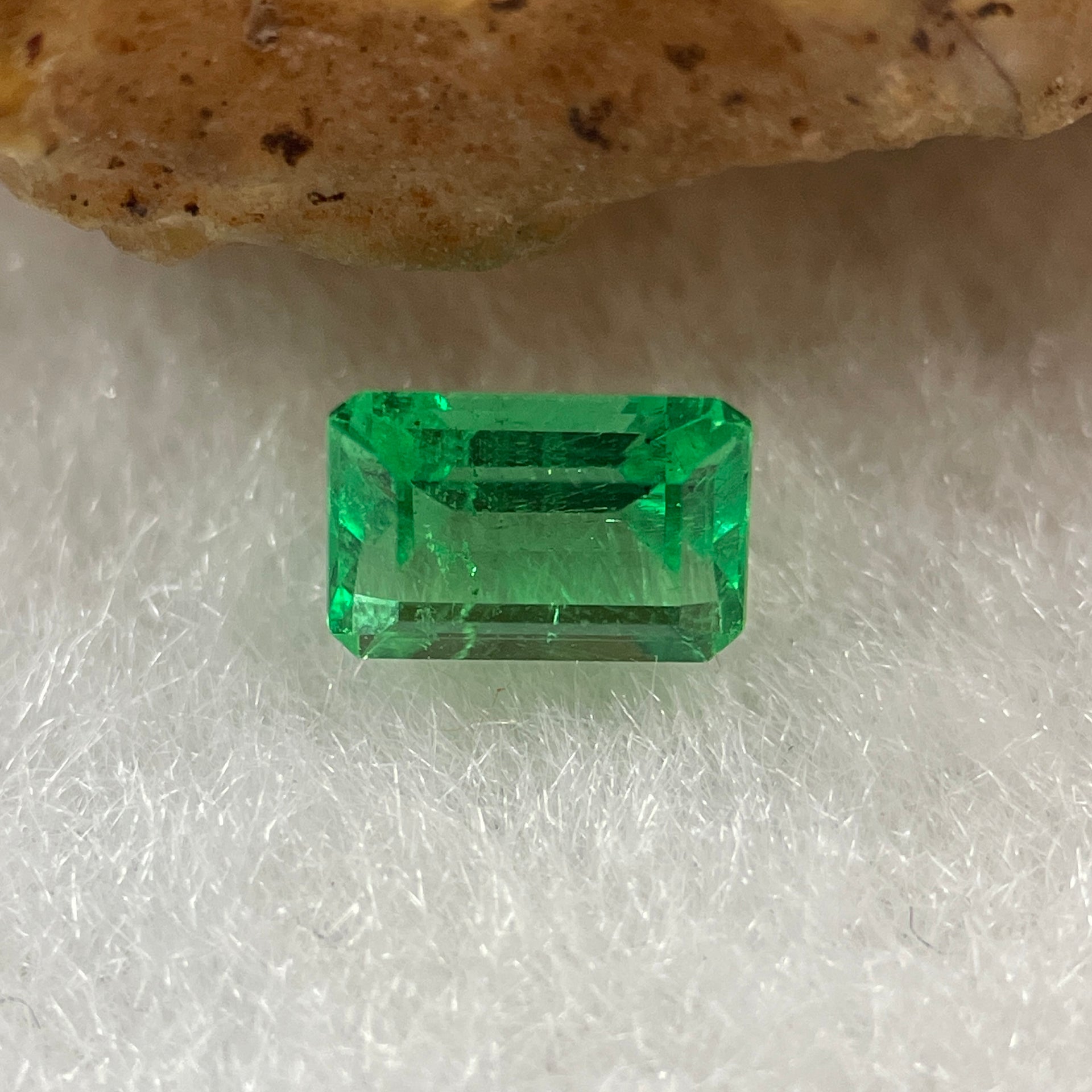 Natural Colombia Vivid Green Emerald (Beryl) Cut-Cornered Rectangular Step cut 0.49ct 5.6 by 3.9 by 3.0mm - Huangs Jadeite and Jewelry Pte Ltd