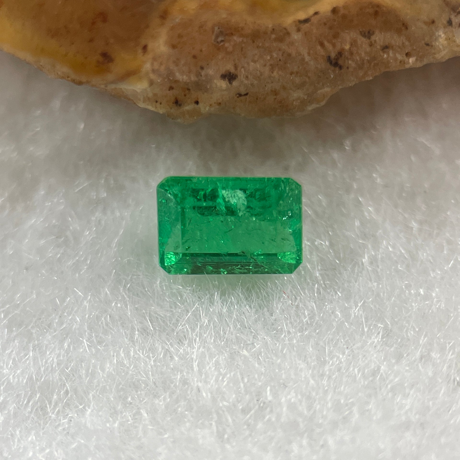 Natural Colombia Vivid Green Emerald (Beryl) Cut-Cornered Rectangular Step cut 0.48ct 5.5 by 3.9 by 2.9mm - Huangs Jadeite and Jewelry Pte Ltd