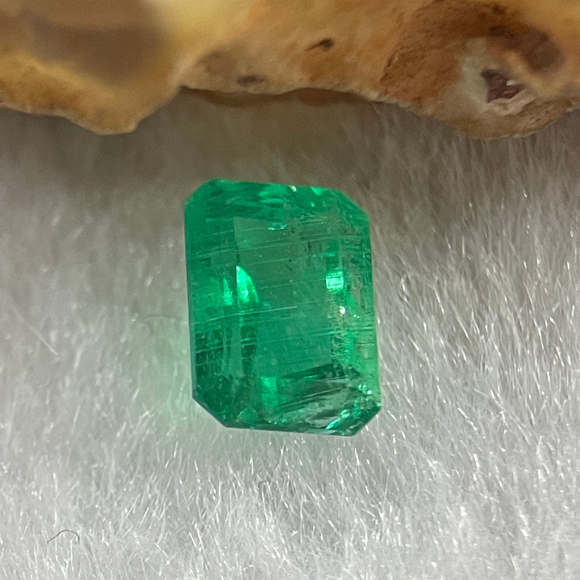 Natural Colombia Green Emerald (Beryl) Cut-Cornered Rectangular step cut 0.81ct 6.6 by 4.6 by 3.5mm - Huangs Jadeite and Jewelry Pte Ltd