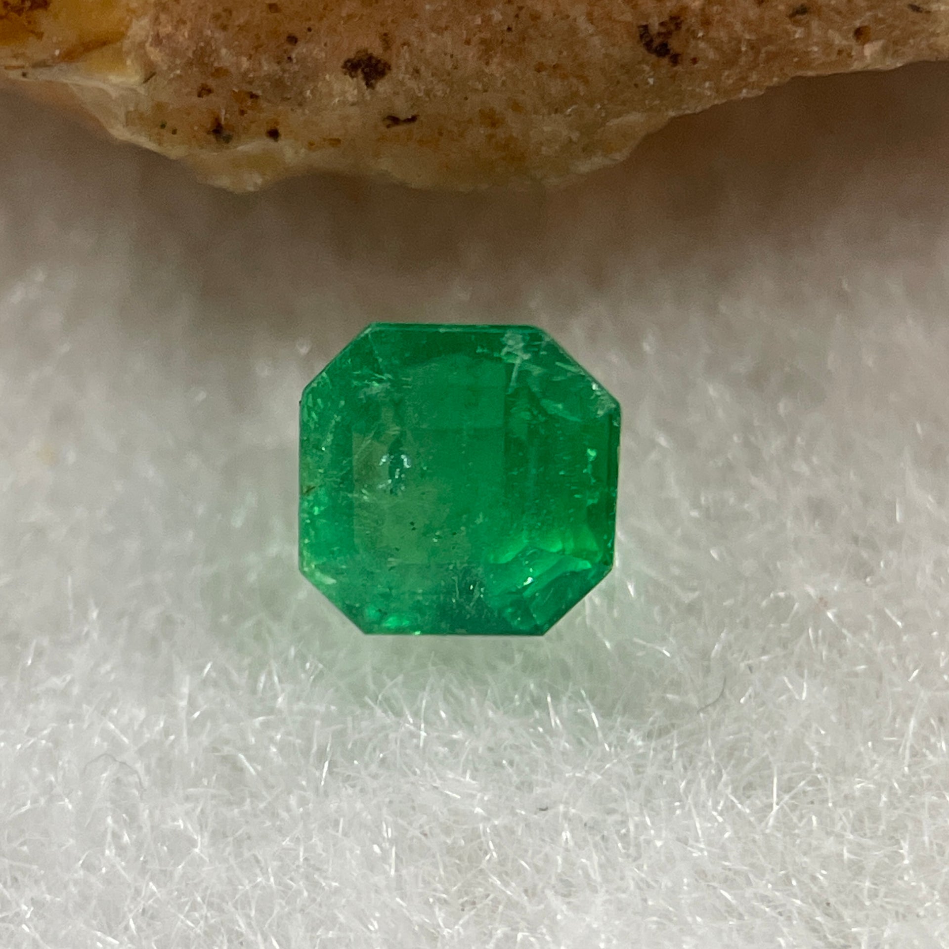 Natural Colombia Vivid Green Emerald (Beryl) Cut-Cornered Square Step cut 0.49ct 4.4 by 4.4 by 3.6mm - Huangs Jadeite and Jewelry Pte Ltd