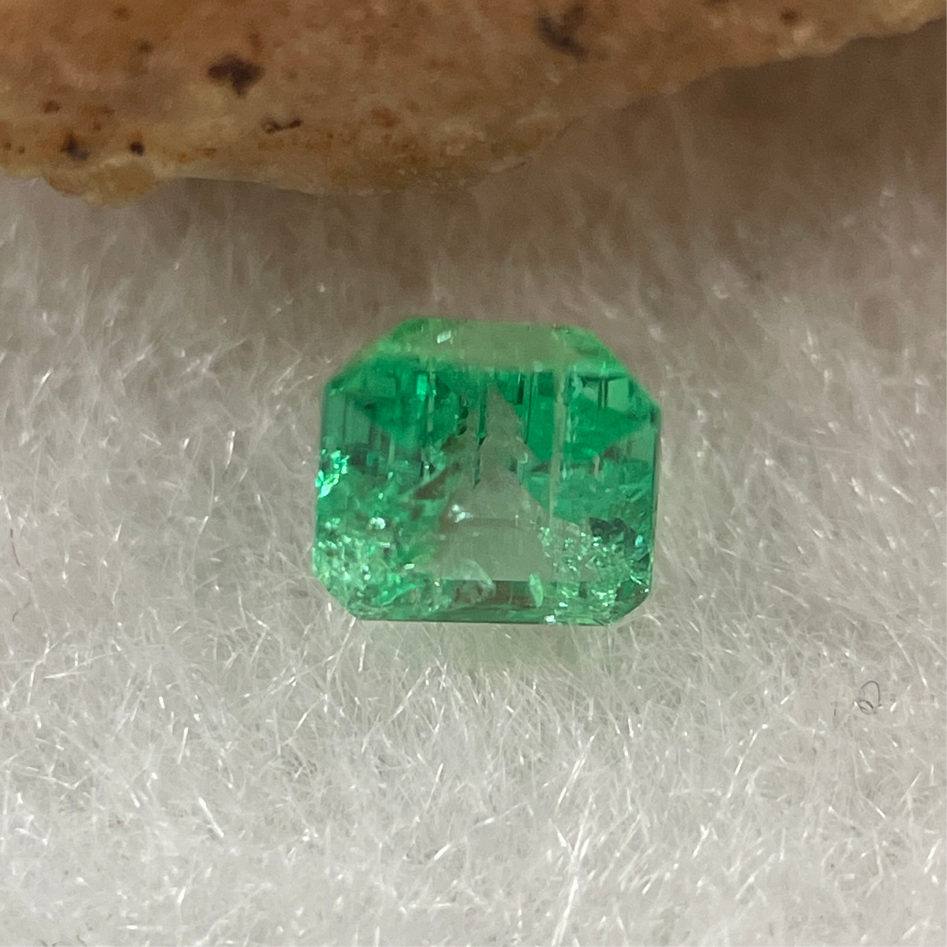 Natural Colombia Vivid Green Emerald (Beryl) Cut-Cornered Square Step cut 0.40ct 4.2 by 4.0 by 3.4mm - Huangs Jadeite and Jewelry Pte Ltd