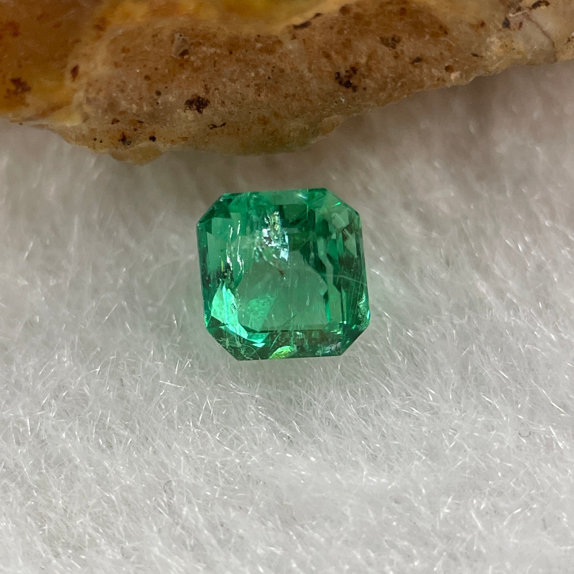 Natural Colombia Green Emerald (Beryl) Cut-Cornered Rectangular step cut 0.52ct 4.7 by 4.5 by 3.7mm - Huangs Jadeite and Jewelry Pte Ltd