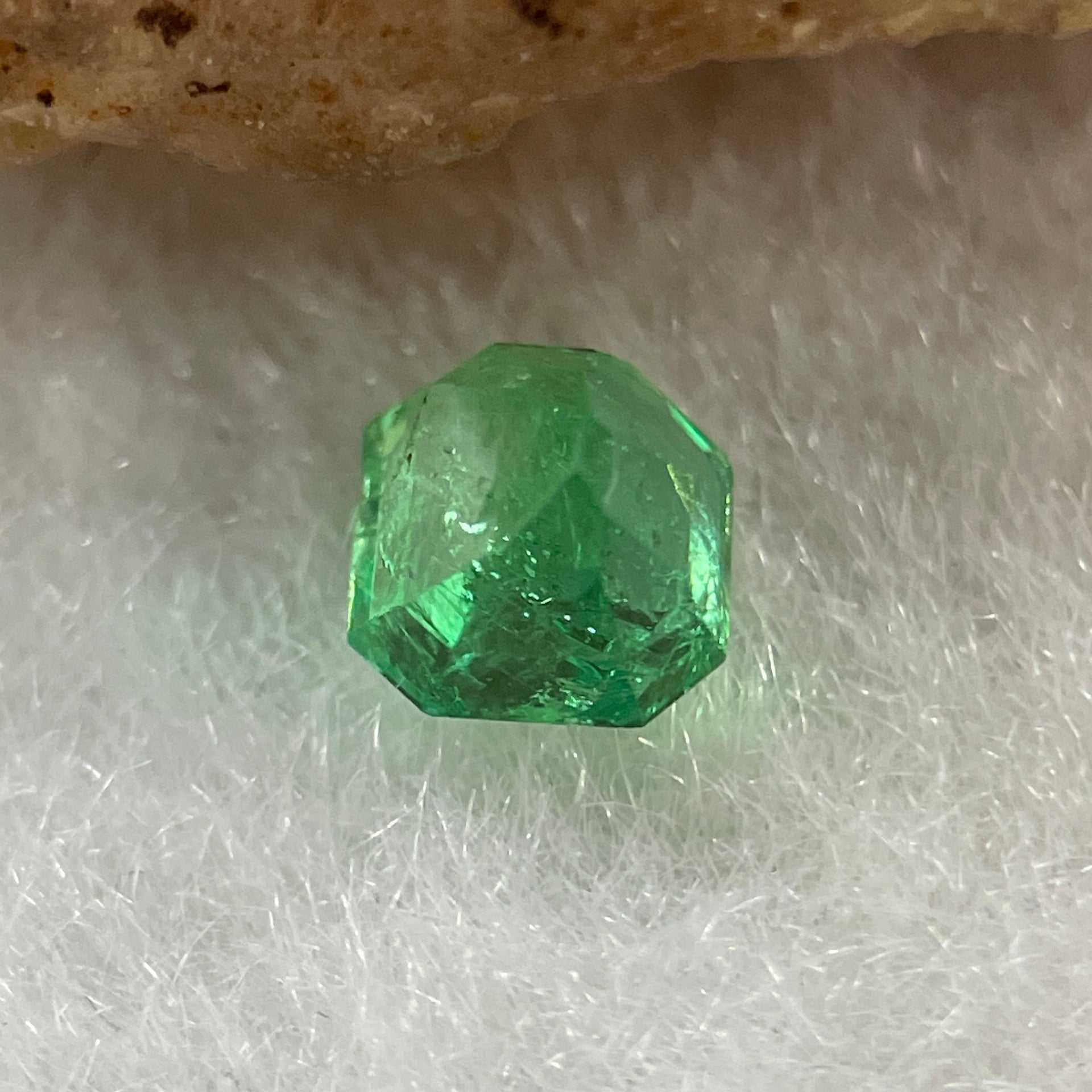 Natural Colombia Vivid Green Emerald (Beryl) Cut-Cornered Rectangular Step cut 0.42ct 4.5 by 4.2 by 3.4mm - Huangs Jadeite and Jewelry Pte Ltd
