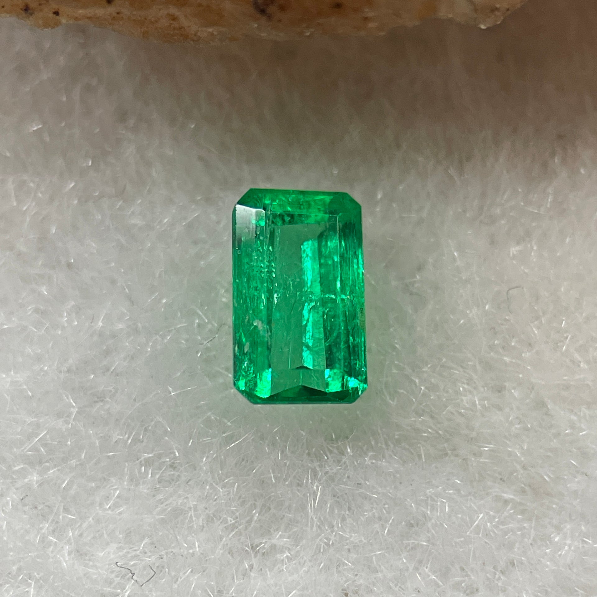 Natural Colombia Vivid Green Emerald (Beryl) Cut-Cornered Rectangle Step cut 0.45ct 5.7 by 3.6 by 2.5mm - Huangs Jadeite and Jewelry Pte Ltd