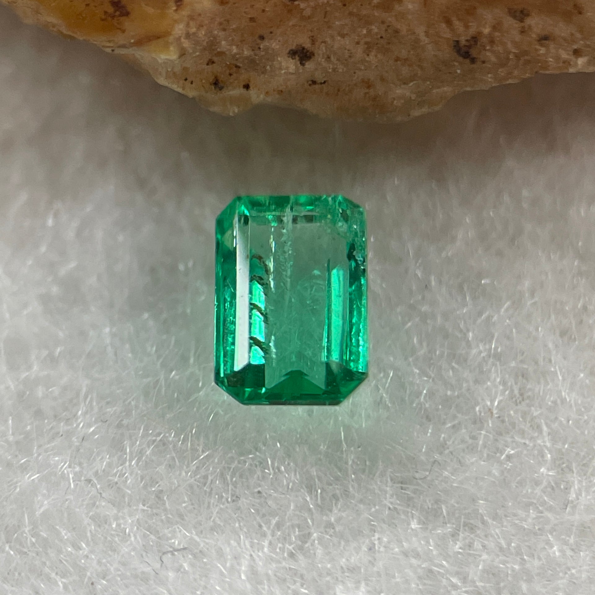 Natural Colombia Vivid Green Emerald (Beryl) Cut-Cornered Rectangle Step cut 0.49ct 5.8 by 3.8 by 2.6mm - Huangs Jadeite and Jewelry Pte Ltd