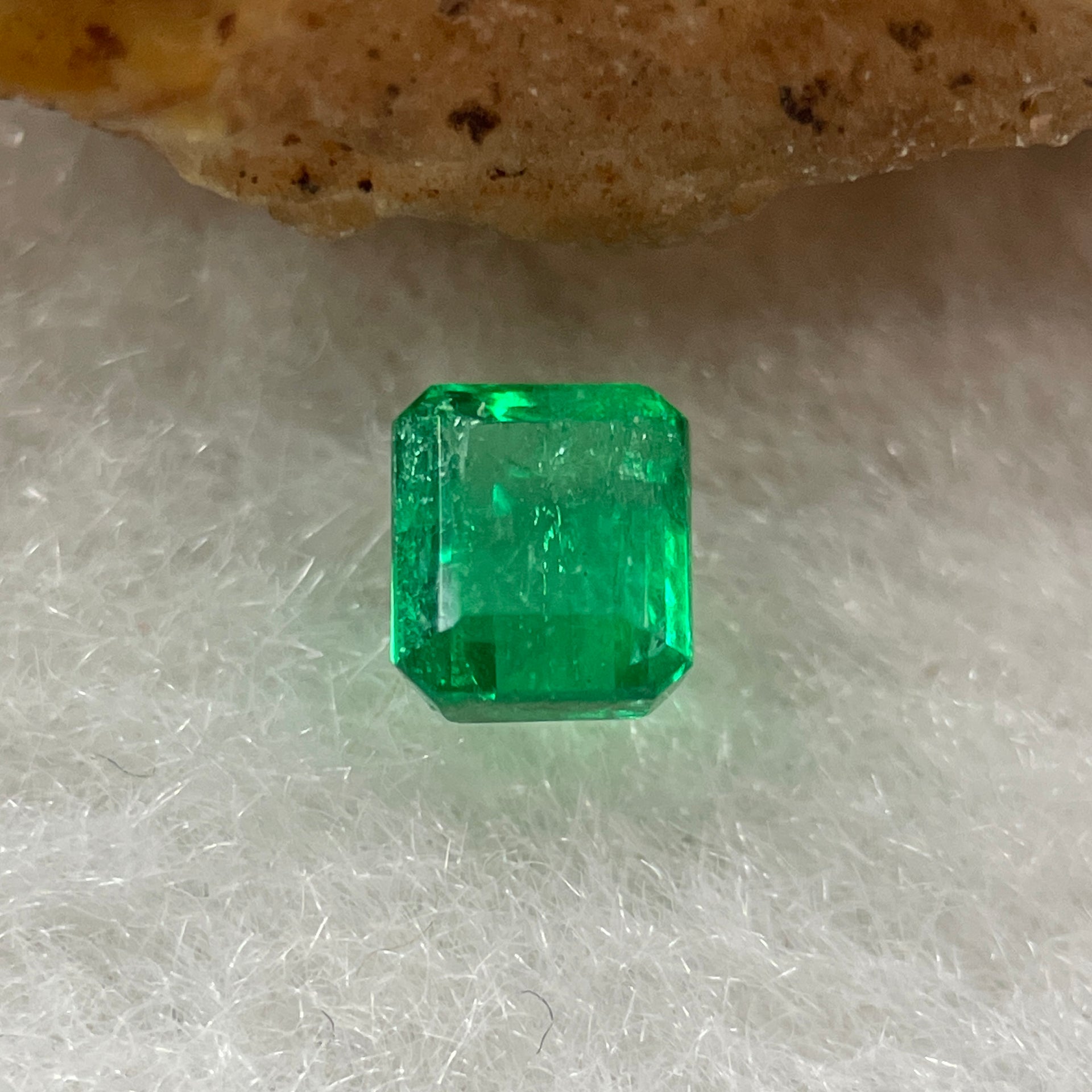 Natural Colombia Vivid Green Emerald (Beryl) Cut-Cornered Rectangular Step cut 0.40ct 4.3 by 3.7 by 2.8mm - Huangs Jadeite and Jewelry Pte Ltd