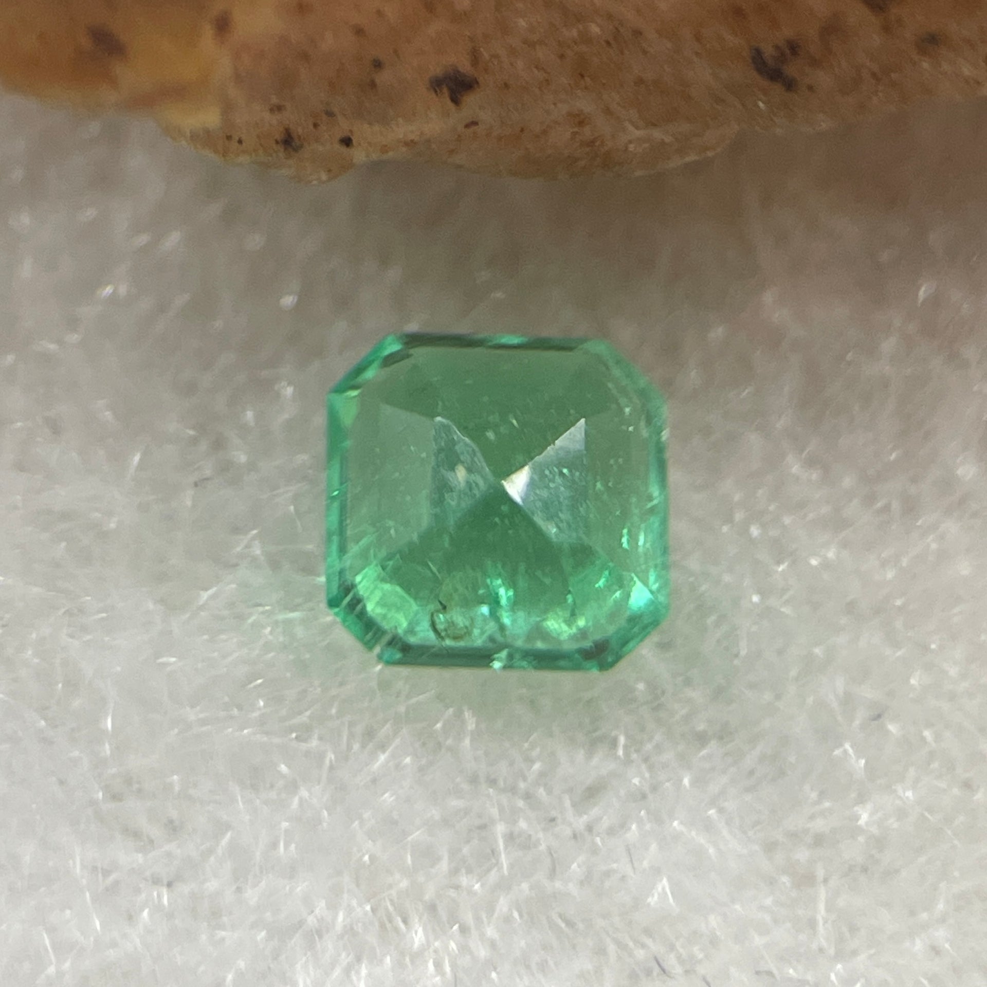 Natural Colombia Vivid Green Emerald (Beryl) Cut-Cornered Square Step cut 0.43ct 4.4 by 4.4 by 3.1mm - Huangs Jadeite and Jewelry Pte Ltd
