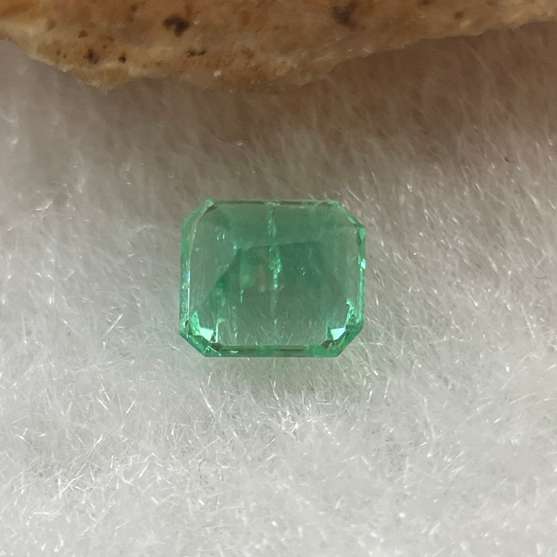 Natural Colombia Vivid Green Emerald (Beryl) Cut-Cornered Rectangular Step cut 0.41ct 4.5 by 4.1 by 3.0mm - Huangs Jadeite and Jewelry Pte Ltd