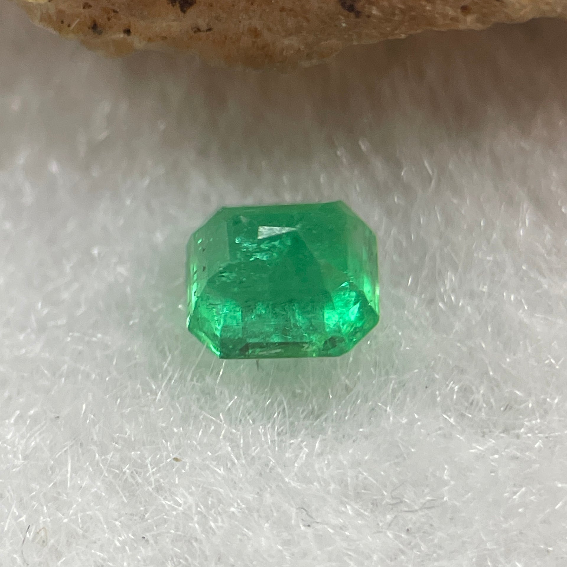 Natural Colombia Vivid Green Emerald (Beryl) Cut-Cornered Rectangular Step cut 0.46ct 5.4 by 4.0 by 3.2mm - Huangs Jadeite and Jewelry Pte Ltd