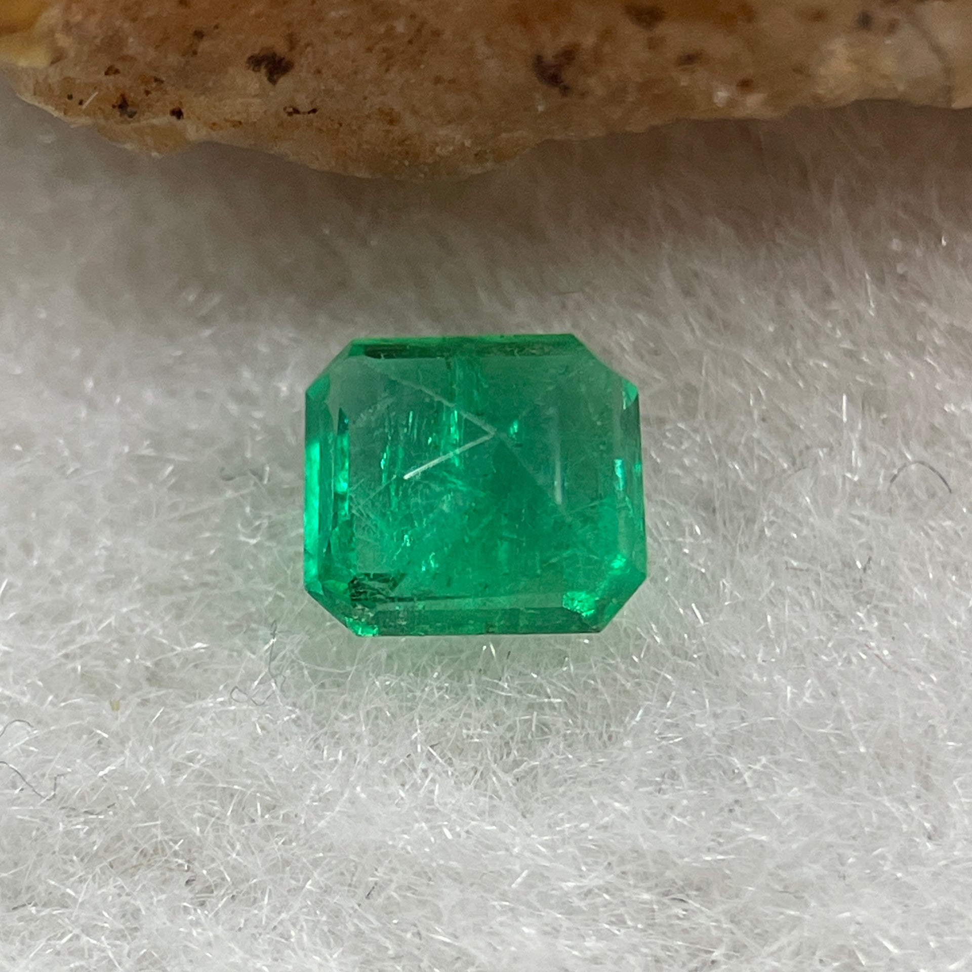 Natural Colombia Vivid Green Emerald (Beryl) Cut-Cornered Rectangular Step cut 0.44ct 4.9 by 4.5 by 2.9mm - Huangs Jadeite and Jewelry Pte Ltd