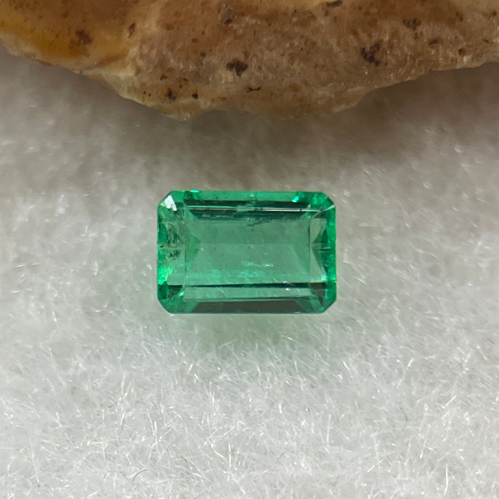Natural Colombia Vivid Green Emerald (Beryl) Cut-Cornered Rectangle Step cut 0.49ct 5.4 by 3.7 by 2.9mm - Huangs Jadeite and Jewelry Pte Ltd