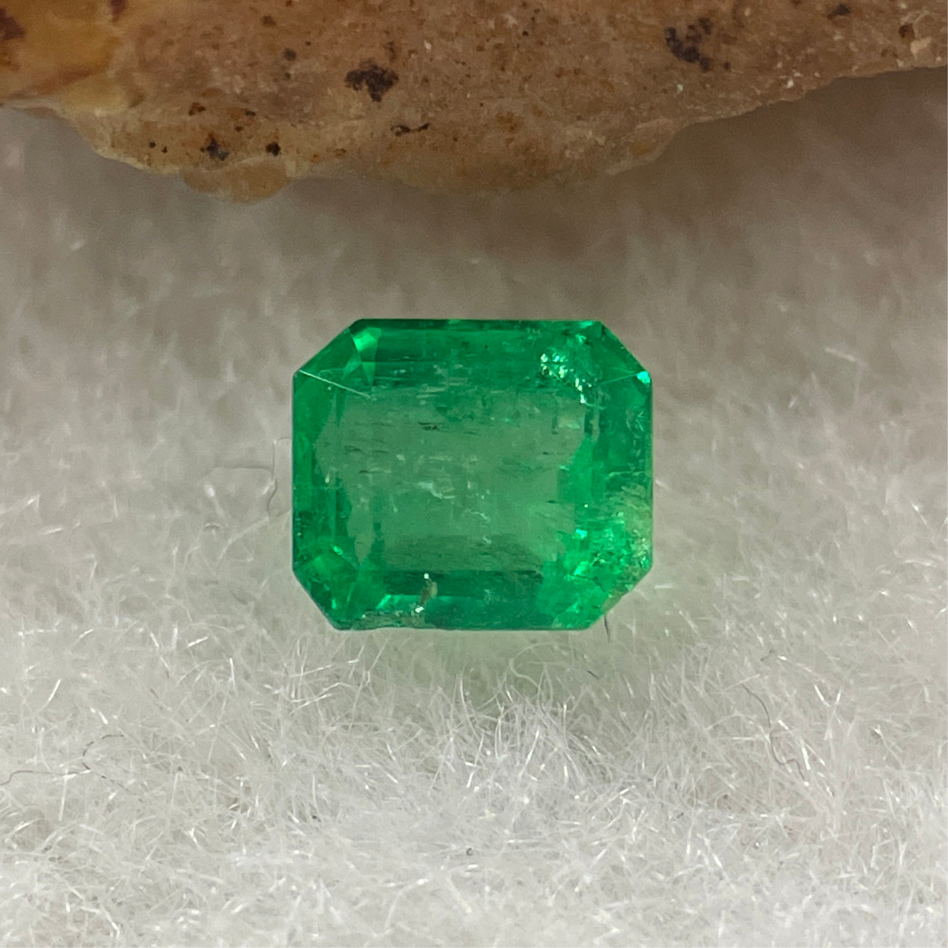 Natural Colombia Vivid Green Emerald (Beryl) Cut-Cornered Rectangular Step cut 0.40ct 4.6 by 4.0 by 2.9mm - Huangs Jadeite and Jewelry Pte Ltd