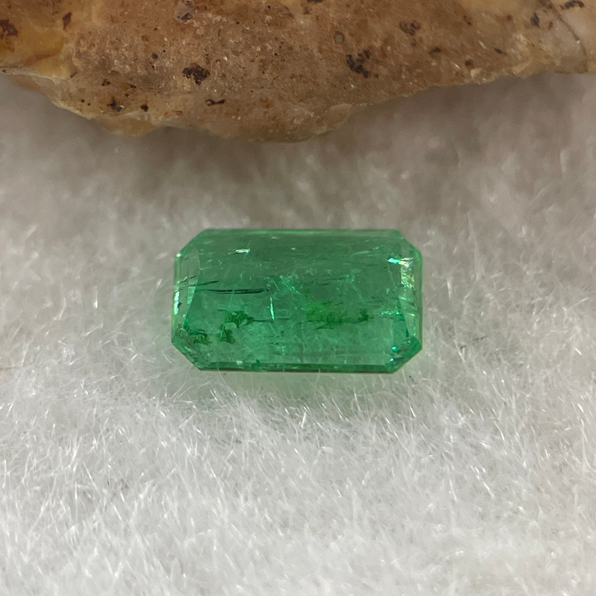 Natural Colombia Vivid Green Emerald (Beryl) Cut-Cornered Rectangular Step cut 0.42ct 6.3 by 3.9 by 1.9mm - Huangs Jadeite and Jewelry Pte Ltd